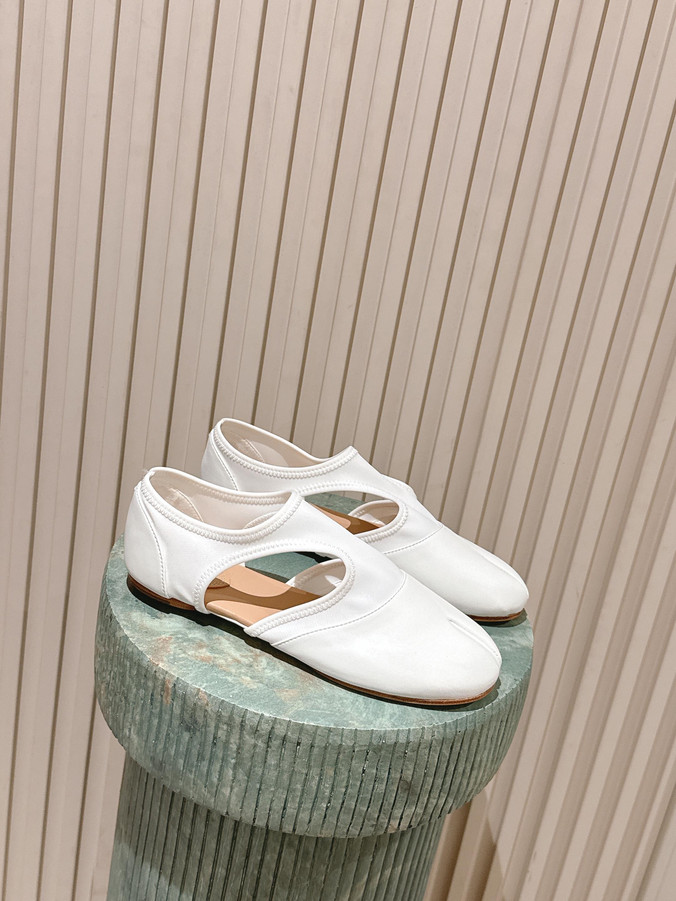 NO:705961,Top version Maison Marginal 26 spring and summer new split-toe hollow shoes. Marginal designers are so talented. They use lycra and soft and delicate sheepskin as design elements to create shoes. The hollow shoes are smart and exquisite, paired with short skirts, sexy personality. Fabric sheepskin, velvet lining, sheepskin foot pads. Heel height: flat. Italian imported genuine leather outsole. Size: 35-39 (40 custom made, non-returnable, non-exchangeable), single shoes, masion  margiela,skirts,sheepskin,Leather soles19860909顶级版本 Maison Marginal马吉拉26春夏新品分脚趾中空鞋 马吉拉设计师太有才了 、采用了莱卡布碰撞柔软细腻的羊皮作为设计元素打造鞋品 中空鞋干练精致 、搭配短裙 性感个性 面料羊皮 内里绒 羊皮垫脚 跟高:平底 意大利进口真皮大底 码数:35-39（40订做不退不换）,单鞋,masion margiela,skirts,sheepskin,Leather soles,Women's Shoes