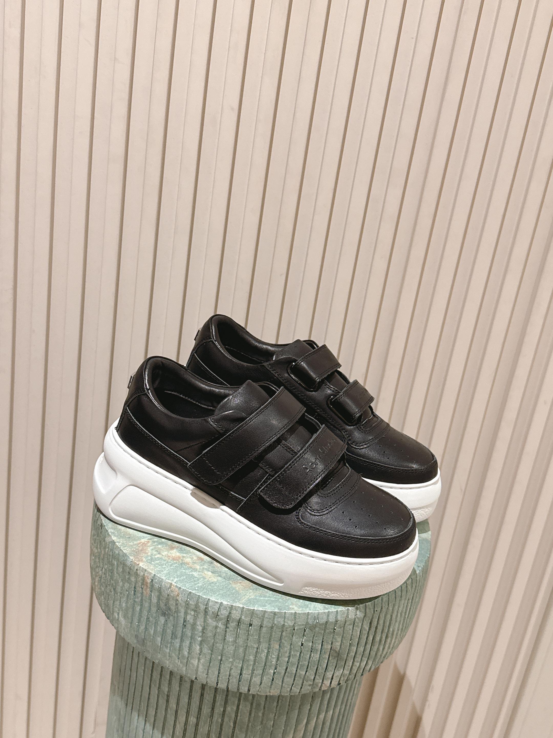 NO:706475,Top version: Print: Acne Studios Velcro Thick-soled White Shoes Smiley Velcro White Shoes Acne Studios' Velcro thick-soled white shoes are made of soft calfskin with iconic double Velcro, making them super easy to put on and take off! The thick-soled design increases the height by about 6cm, making the legs longer and modifying the shape of the legs. It is especially suitable for small sisters. The soles are light and elastic, making them comfortable for long walks. The metal smiley logo on the heel is very recognizable. It is simple and versatile, and can be easily used for commuting and leisure. It is a classic choice for height-increasing shoes! Fabric: Original custom imported first-layer cowhide. Lining: Original custom breathable mesh lining. Outsole: Original open-molded non-slip rubber foam outsole. Sole thickness: 6CM. Size: Women's 35-40 (customized for 40), casual shoes/sports shoes, Acne studios, dior, sneakers, cowhide.19860909顶级版本:打印:Acne Studios魔术贴厚底小白鞋 笑脸 魔术贴 小白鞋 Acne Studios这款魔术贴厚底小白鞋,采用柔软小牛皮,搭配标志性双魔术贴,穿脱超方便！厚底设计增高约6cm,显腿长又修饰腿型,特别适合小个子姐妹.鞋底轻便Q弹,长时间走路也很舒适,后跟金属笑脸标志超有辦识度,简约百搭,通勤休闲都能轻松驾驭,是增高鞋里的经典之选！ 面料: 原版定制进口头层牛皮 内里: 原版定制透气网里 大底: 原版开模防滑橡胶发泡大底 底厚: 6CM Size: 女款35-40（40订做）,休闲鞋/运动鞋,acne studios,dior,sneakers,cowhide,Women's Shoes