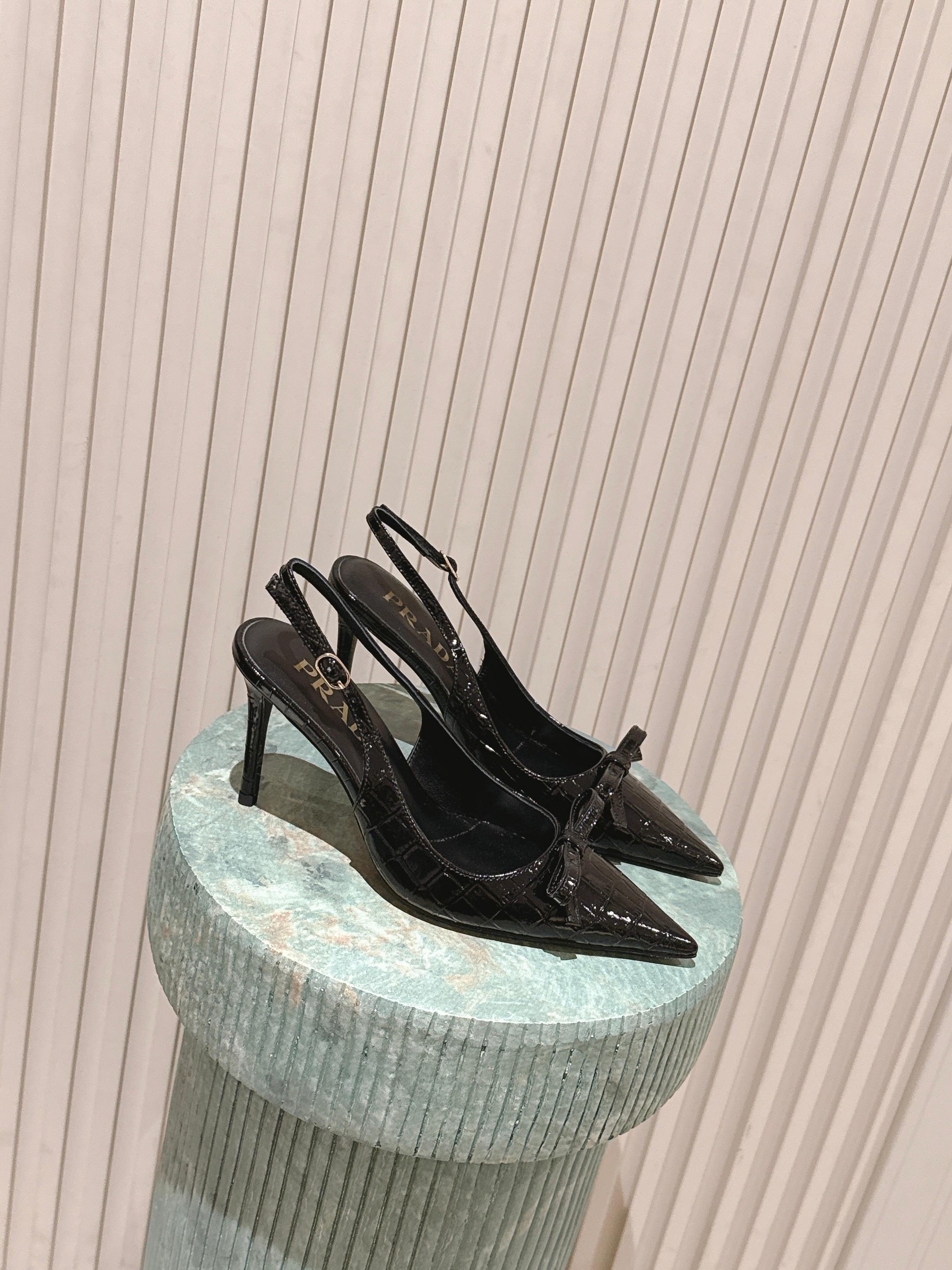 NO:706473,Purchasing agent level:: Prada 26ss early spring bow pointed toe high heels sandals Prada's bow pointed toe high heels are made of black patent leather, full of luster, with a detachable bow, elegant and playful. The pointed toe + stiletto heel design lengthens the leg line, and the back strap is more stable and comfortable to wear. It can be easily controlled whether commuting, dating or formal occasions, with both temperament and fashion sense. It is a must-have item in urban girls' wardrobe! Heel height 8.5cm Size  35-39 (40 41 customized), high heels sandals, prada, prada, sandals, high heels19860909代购级:: Prada普拉达 26ss 早春蝴蝶结 尖头高跟鞋 凉鞋 Prada这款蝴蝶结尖头高跟鞋,采用黑色漆皮,光泽感满满,搭配可拆卸蝴蝶结,优雅又俏皮. 尖头+细高跟设计,拉长腿部线条,后空绑带更稳固,穿着舒适.无论通勤,约会还是正式场合,都能轻松驾驭,气质与时尚感兼具,是都市女生衣橱必备单品! 跟高8.5cm Size 35-39（40 41订做）,高跟鞋凉鞋,prada,prada,sandals,high heels,Women's Shoes