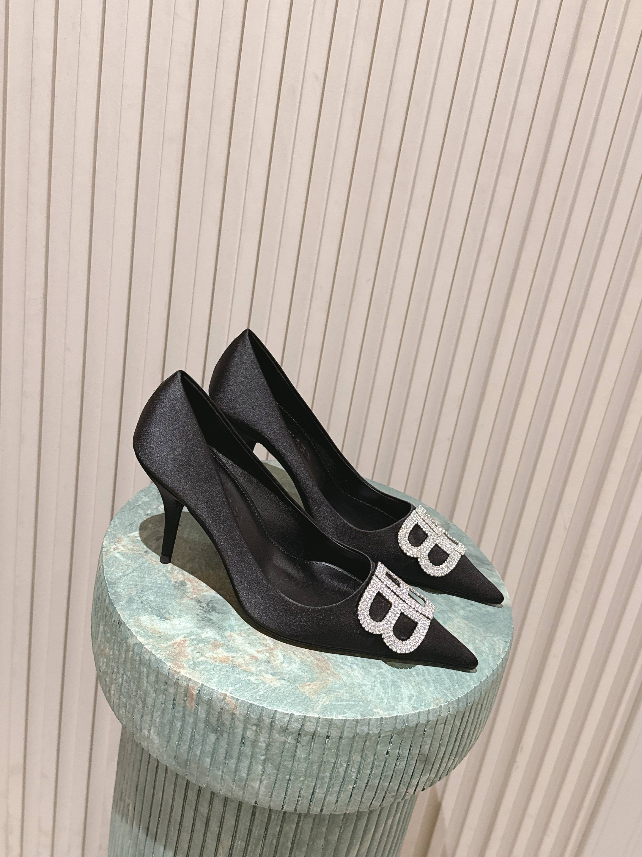 NO:706470,Top version BALENCIAGA 26 spring and summer new BB buckle pointed hardware buckle temperament high-heeled shoes back hollow sandals single shoe series original purchase development!  The unique fashion charm of a classic Parisian home, with a super stylish look!  !  Autumn and winter matching is also yyds. The upper is made of imported mixed sheepskin, the inner padding sheepskin, the hardware is authentically developed, and the genuine leather outsole imported from Italy!  Heel height: 8.5cm Size: 35-40 (40. Customized, non-refundable), high-heeled shoes, balenciaga, balenciaga, balenciaga, sandals, high heels, sheepskin, Leather soles19860909顶级版本 BALENCIAGA巴黎世家 26春夏新款BB扣尖头五金扣饰气质高跟鞋后空凉鞋单鞋系列 原版购入开发！经典巴黎家独有的时尚魅力,上脚超有范！！秋冬搭配也是yyds 鞋面采用进口混种羊皮 内里垫脚羊皮 五金正品开发 意大利进口真皮大底 ！ 跟高:8.5cm 码数:35-40（40.定做不退换）,高跟鞋单鞋,balenciaga,balenciaga,balenciaga,sandals,high heels,sheepskin,Leather soles,Women's Shoes