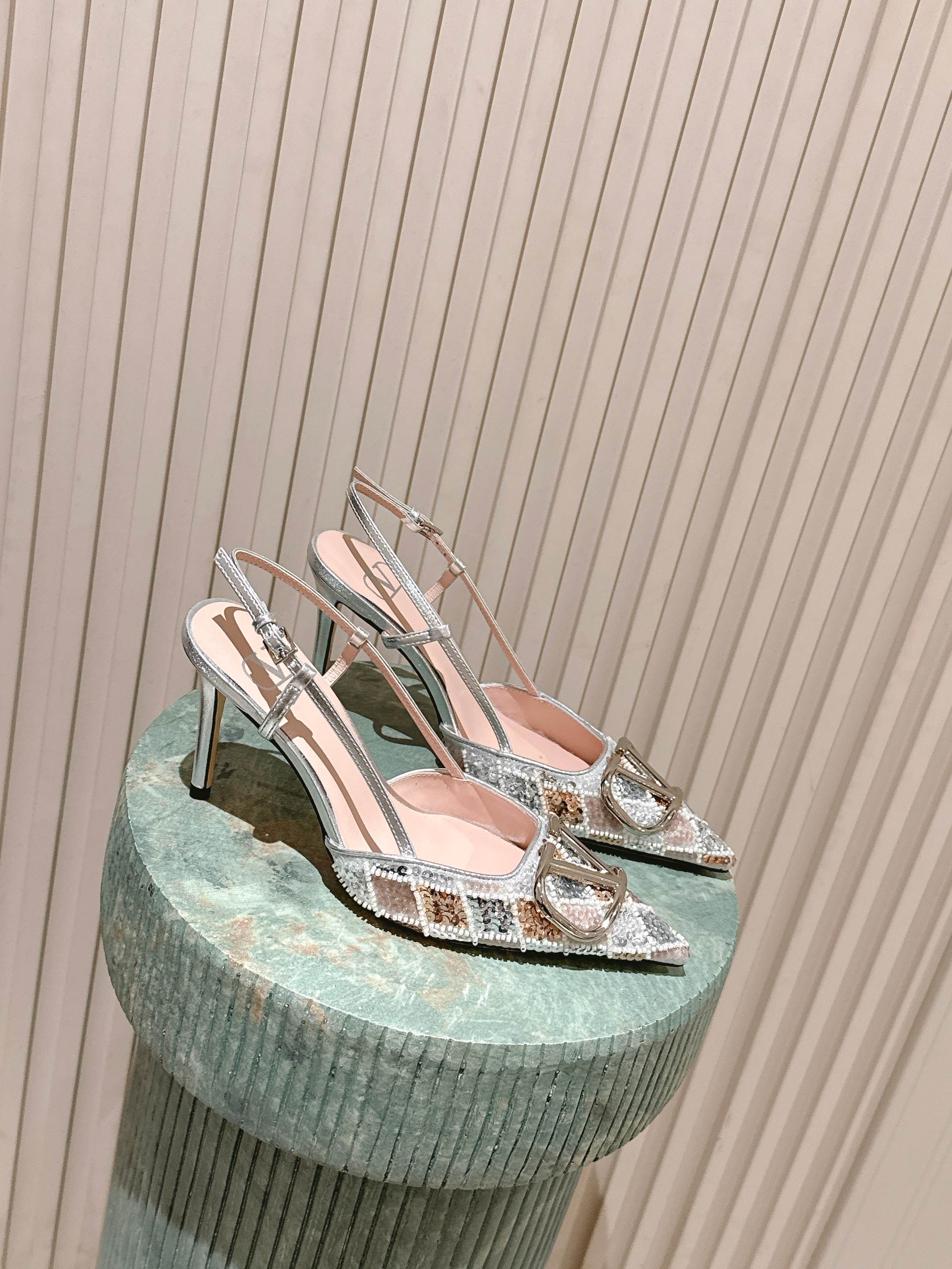 NO:706497,Purchasing-grade Valentino 2026 spring and summer series colorful diamond VLOGO high heels and sandals. Pointed stiletto heel design, upper color sequins + crystal embellishment, blingbling super eye-catching golden VLOGO metal buckle, full of brand sense, 8.5cm heel height elongates the leg line, elegant and aura. Back strap design, more stable to wear, suitable for dinners, parties and other formal occasions, can also add points to daily wear, is a practical and luxurious fashion item! Size  35-39 (customized between 40 and 41), high heels and sandals, valentino, sandals, high heels19860909代购级 Valentino2026春夏系列彩钻VLOGO高跟鞋 凉鞋 尖头细跟设计,鞋面彩色亮片+水晶点缀,blingbling超吸睛金色VLOGO金属扣,品牌感满满,8.5cm跟高拉长腿部线条,优雅又显气场. 后绊带设计,穿着更稳,适合晚宴,派对等正式场合,也能为日常穿搭加分,是实用又奢华的时尚单品! Size 35-39（40 41订做）,高跟鞋凉鞋,valentino,sandals,high heels,Women's Shoes