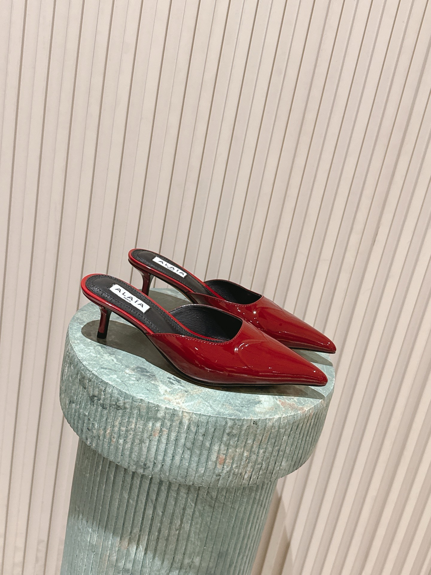 NO:706490,Top version: Ala*26ss pointed-toe Muller small high heels and half-drag. It adopts an extremely sharp pointed-toe silhouette and a Muller heelless design. The shoe body has three-dimensional tailoring lines with geometric splicing. Some models incorporate the brand's iconic snake scale texture splicing. The 5cm curved stiletto heel has both an architectural feel and elegance.  The upper is mainly made of calfskin and patent calfskin, and the lining is made of soft lambskin. It has rich colors and high saturation, which has both visual impact and versatility. The minimalist Muller style can be suitable for exquisite dressing scenes such as dinner parties and luxury social events. Upper sheepskin Lining sheepskin Outsole Genuine leather outsole Increased by 5cm  soles19860909顶级版本:Ala*26ss尖头穆勒小高跟鞋半拖 采用极致锐利的尖头廓形搭配穆勒无后跟设计,鞋身有几何拼接的立体剪裁线条,部分款型融入品牌标志性的蛇鳞纹理拼接,5cm的弧形细高跟兼具建筑感与优雅度. 鞋面以小牛皮、漆皮小牛皮为主,内里选用柔软的小羊皮,配色丰富且饱和度高,兼具视觉冲击力与百搭性,极简的穆勒款式可适配晚宴、轻奢社交等精致穿搭场景. 鞋面羊皮 内里羊皮 大底真皮大底 增高5cm size35-40码（40码定制不退换）,半拖高跟鞋,high heels,cowhide,sheepskin,Leather soles,Women's Shoes