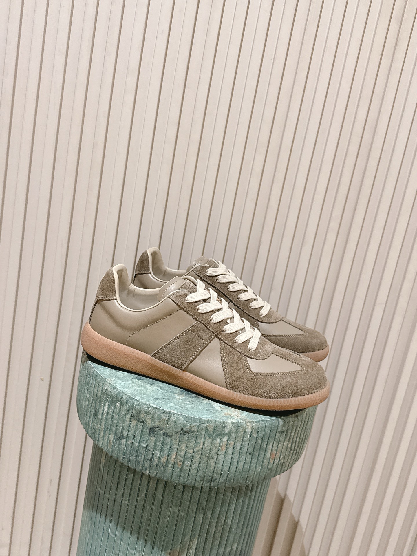 NO:706483,The top version for couples: maison margiel* mm6 Margiel classic moral training shoes. Margiel's most comfortable moral training shoes!  Full of retro feel!  Wear it casually and look classy!  The shoes are very light!  It's super comfortable and breathable to wear!  The most important thing is not to tire or grind your feet!  All year round!  Suitable for spring, summer, autumn and winter!  Timeless upper, suede lining, imported lambskin, soft, sweat-absorbent, breathable and comfortable sole, original open-molded rubber, wear-resistant tendon bottom, size for women 35-39 (40 custom made, non-refundable), men's 39-44, casual shoes/sports shoes, masion margiela, masion margiela, sneakers, cowhide, sheepskin, chamois leather19860909顶级版本情侣款:maison margiel* mm6马吉拉经典德训鞋 马吉拉最最舒服的德训鞋子了！复古感满满！随便穿搭就可以很高级！ 鞋子很轻便！穿起来上脚超级舒服透气！最重要不累脚,不磨脚！一年四季！春夏秋冬皆适宜！永不过时 鞋面牛皮麂皮内里进口小羊皮、柔软吸汗透气舒适鞋底原版开模橡胶耐磨牛筋底 码数女款35-39（40定做不退换)男款39-44,休闲鞋/运动鞋,masion margiela,masion margiela,sneakers,cowhide,sheepskin,chamois leather,Women's Shoes