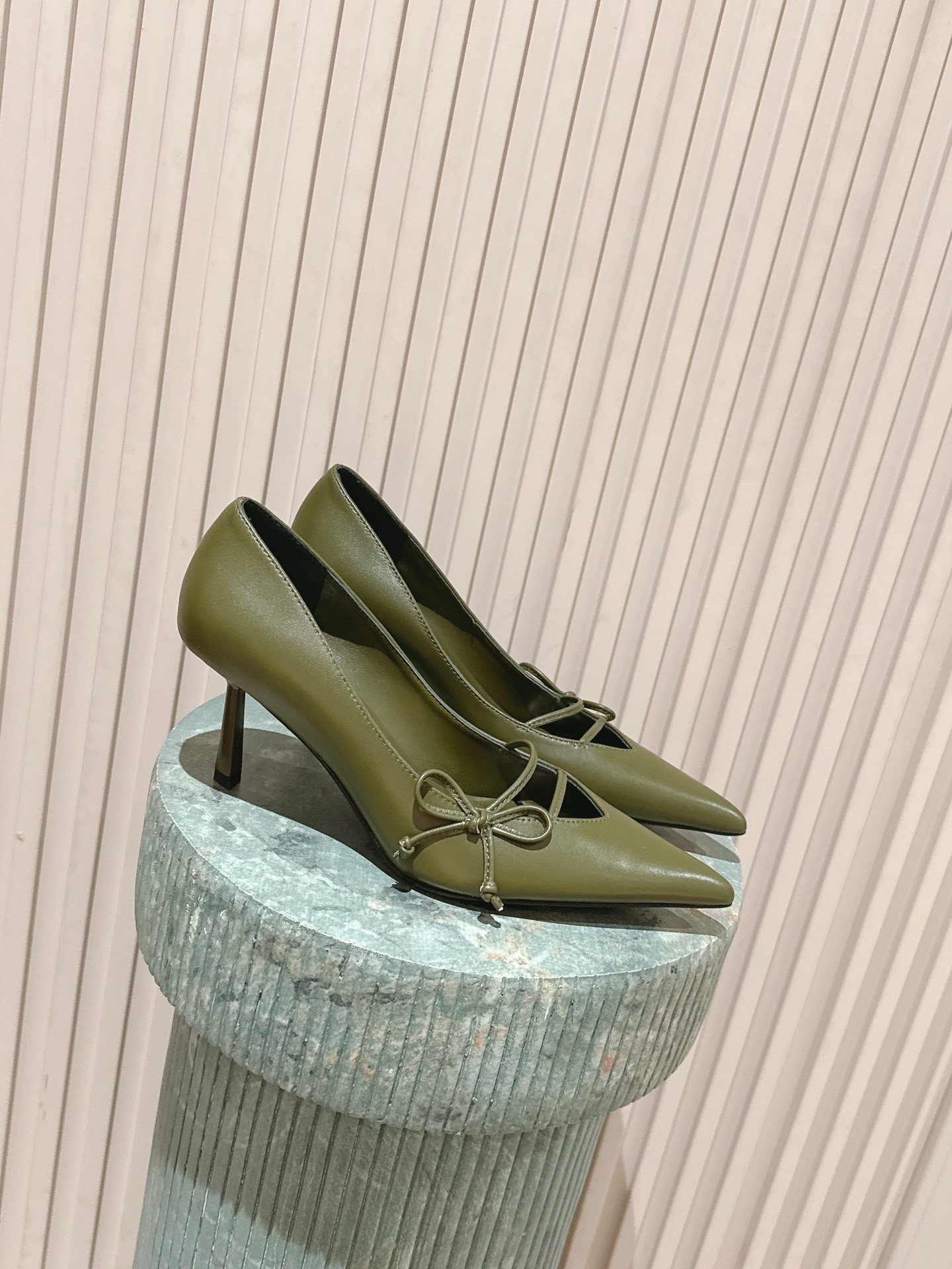 NO:706486,Top quality spring and summer new Prada, Prada's latest catwalk style pointed toe bow high heels, buckled side hollow stiletto heels, retro old money style kitten heels, minimalist beauty that has been missing in the fashion industry for a long time, fashionable and exquisite, giving a high-end feel for daily wear.  Strong lines and bold details transform the high-heeled shoes that symbolize femininity into a unique and non-traditional design. The pointed-toe silhouette is made of cow leather, with obvious stitching and intentionally unfinished raw cutting edges. The exquisite stiletto heels perfectly present the multi-faceted style of this shoe. Made of high-quality leather material, the texture is high-end, showing a retro and modern texture, and the craftsmanship is fine, reflecting the brand's high-end quality. The stiletto heel design enhances the wearer's aura while maintaining good stability, suitable for daily commuting or special occasions.  Upper cow patent leather/calf leather, inner padding sheepskin, heel height 5.5/7.5cm, Italian genuine leather outsole, size 35-39 (40.41 custom-made, non-refundable), high-heeled shoes, prada, prada, high heels, cowhide, sheepskin, Leather soles19860909顶级品质 春夏新款Prada 普拉达最新走秀款尖头蝴蝶结高跟鞋 搭扣侧空细跟单鞋 复古老钱风小猫跟单鞋 时尚界久违的极简之美 时髦又精致 日常穿出高级感 强烈的线条和大胆的细节将象征女性魅力的高跟鞋转变为独特而非传统的设计.尖头廓形采用牛皮革,具有明显的缝线和故意未完成的原始切割边缘.精致的细高跟完美呈现出此款鞋履的多面风格. 选用优质皮革材质,质感高级,呈现出复古又摩登的质感,工艺精细,体现品牌高端品质.细高跟设计,提升穿着者气场,同时保持了较好的稳定性,适合日常通勤或特殊场合穿着. 鞋面牛漆皮/小牛皮 内里垫脚羊皮 跟高5.5/7.5cm 鞋底意大利真皮大底 码数35-39（40.41定做不退换）,高跟鞋单鞋,prada,prada,high heels,cowhide,sheepskin,Leather soles,Women's Shoes