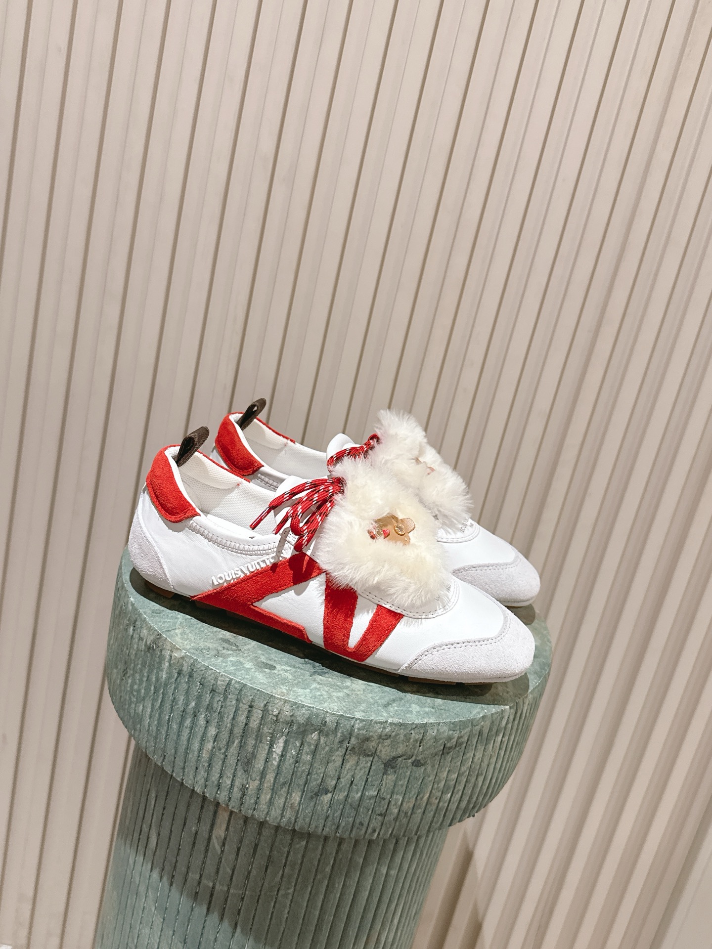 NO:706472,New colors for the top version: Louis Vuitton Sneakerina series ballet shoes, moral training shoes, flat shoes and casual shoes. This LV Sneakerina ballet sneaker is made of soft suede calfskin with a Sacchetto configuration, showing a wonderful fusion of sneakers and ballet shoes. The fluffy label on the laces reflects the humor of the brand mascot Vivienne. The lightweight injection-molded TPU outsole incorporates the brand's signature details.  Size 35～42 (41.42 customized), casual shoes/sports shoes, louis vuitton, louis vuitton, flats, sneakers, cowhide19860909顶级版本新播色:Louis Vuitton Sneakerina系列芭蕾舞鞋 德训鞋 平底鞋休闲鞋  本款 LV Sneakerina 芭蕾运动鞋以柔软绒面牛皮革塑就 Sacchetto 构型,展现运动鞋和芭蕾舞鞋的美妙融合.鞋带处的蓬松标签映现品牌吉祥物 Vivienne 的诙谐意趣.轻盈注塑 TPU 外底融入品牌标志性细节. 码数35～42（41.42定做）,休闲鞋/运动鞋,louis vuitton,louis vuitton,flats,sneakers,cowhide,Women's Shoes