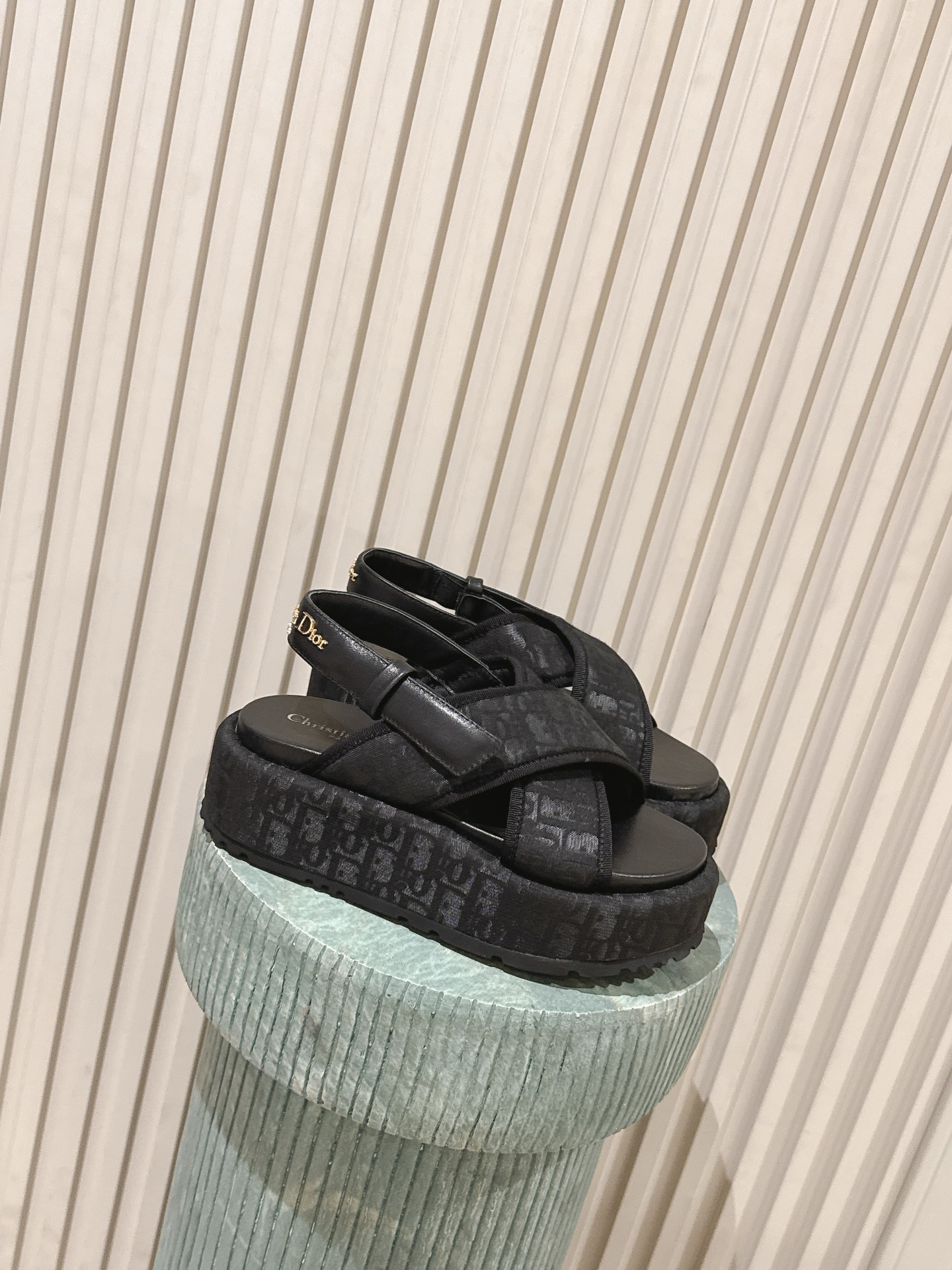 NO:787468,Top version: 2026Dior Dway summer thick-soled cross sandals with Christian Dior Paris logo embroidery. Highly recognizable. Full leather thickened flat-soled design 6cm. Soft to the touch of cotton. Pair with pants to become casual in an instant. Pair with skirts and elongate body proportions. Perfect and versatile artifact. Presbyopia is an absolute classic!  An unexpected surprise on my feet~very beautiful~super whitening~the whole leg is elongated!  !  The 6cm thick sole increases height in seconds ~ the upper leg looks N times better than the real thing ~ super slimming and whitening ~ one-step_ go out casually ~ no matter how you wear it in summer ~ it looks good and beautiful. Fabric sheepskin, lining sheepskin, heel height 6cm size 35-42, slippers and sandals, dior, dior, sandals, slippers, skirts, sheepskin19860909顶级版本:2026Dior 迪奥Dway夏季厚底交叉凉鞋Christian Dior Paris标志刺绣 富有辨识度 全皮质加厚平底设计6cm 脚感软到踩棉花 搭配裤子秒变休闲 搭配裙子又能拉长身材比例 妥妥的百搭神器 老花是绝对的经典！ 上脚意想不到的惊喜～非常好看～超显白～整个腿都被拉长了！！6cm厚底秒增高～上脚比实物好看N倍～超级显瘦显白～一脚蹬_随性出门～夏天随便怎么搭～都好好看美美哒 面料羊皮 内里羊皮 跟高6cm size 35-42,拖鞋凉鞋,dior,dior,sandals,slippers,skirts,sheepskin,Women's Shoes