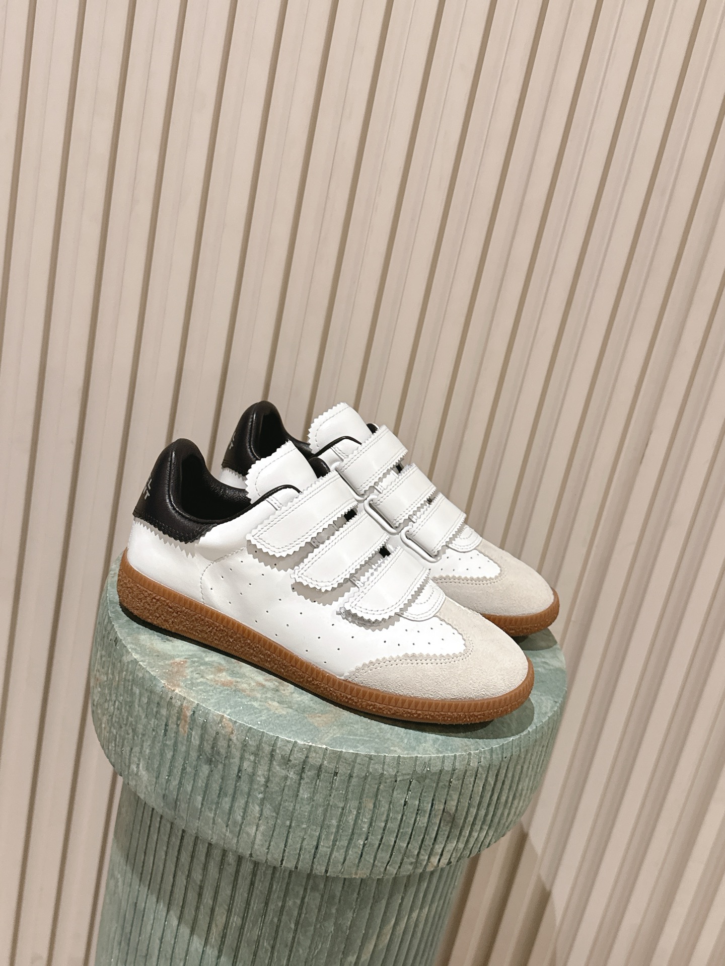 NO:759095,Isabel Maran  Marant's consistent style of 'French casual + retro sports' combines design and practicality. Cow suede upper, sheepskin lining, rubber outsole, size 35-40 (customized size 40 is non-refundable), heel height 3cm, casual shoes/sports shoes, sneakers, sheepskin19860909:Isabel Maran*26ss复古运动风魔术贴运动鞋 采用复古德训鞋廓形,鞋头圆润且鞋身线条流畅,融合复古运动风格与法式休闲感；鞋面以多道魔术贴替代传统鞋带,穿脱便捷且具设计辨识度,是品牌标志性设计之一. 鞋侧有低调的品牌标识细节,整体设计延续Isabel Marant一贯的“法式随性+复古运动”融合的风格,兼具设计感与实穿性. 鞋面牛反绒 内里羊皮 大底橡胶大底 size35-40码（40码定制不退换） 跟高3cm,休闲鞋/运动鞋,sneakers,sheepskin,Women's Shoes
