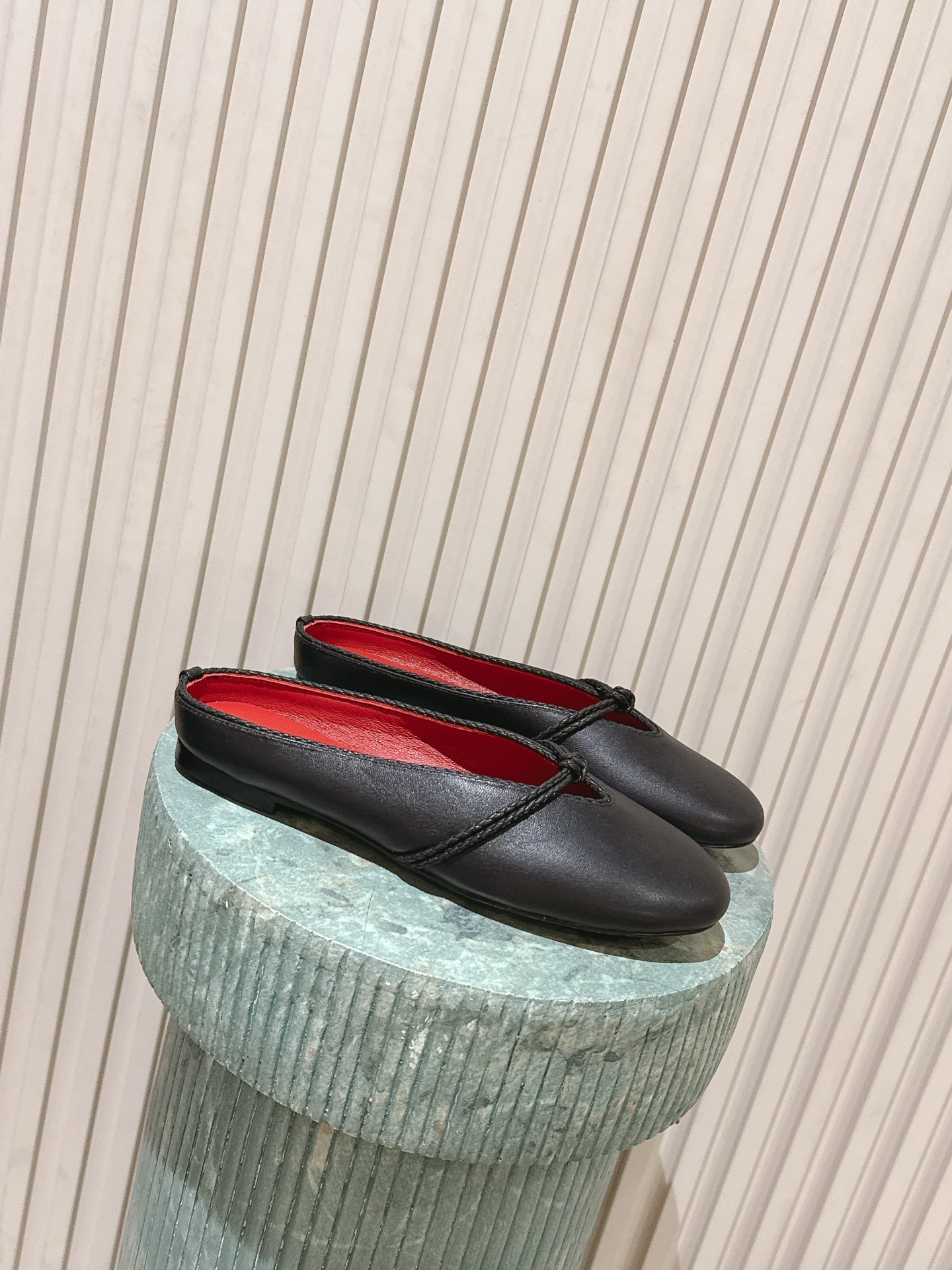 NO:747761,Top version: Bottega Venet*26ss new early spring flat shoes and slippers, using the basic version of ballet flat shoes, with simple and smooth lines, combined with BV's iconic soft leather texture, weakening the sweet elements, giving the shoe a minimalist and modern style.  Covering cream yellow, off-white, dark brown, burgundy, lake blue, black and red contrasting colors, there are both low-saturated Morandi colors and high-contrast contrasting colors, suitable for different wearing styles; the reddish-brown color inside forms a unified visual clue and improves the sophistication of details. Upper sheepskin lining sheepskin outsole Genuine leather injection molded outsole Size 35-41 (customized sizes 40 and 41 are non-refundable) Heel height 2cm, half drag, Bottega Veneta, Bottega  veneta,flats,slippers,sheepskin19860909顶级版本:Bottega Venet*26ss早春新款平底鞋拖鞋 采用芭蕾平底鞋基础版型,线条简约流畅,结合BV标志性的柔软皮革质感,弱化甜美元素,赋予鞋型极简现代的风格. 涵盖奶油黄、米白、深棕、酒红、湖蓝、黑红撞色等配色,既有低饱和莫兰迪色,也有高对比撞色,适配不同穿搭风格；内里红棕色系形成统一视觉线索,提升细节精致度. 鞋面羊皮 内里羊皮 大底真皮注塑大底 size35-41码（40、41码定制不退换） 跟高2cm,半拖,bottega veneta,bottega veneta,flats,slippers,sheepskin,Women's Shoes