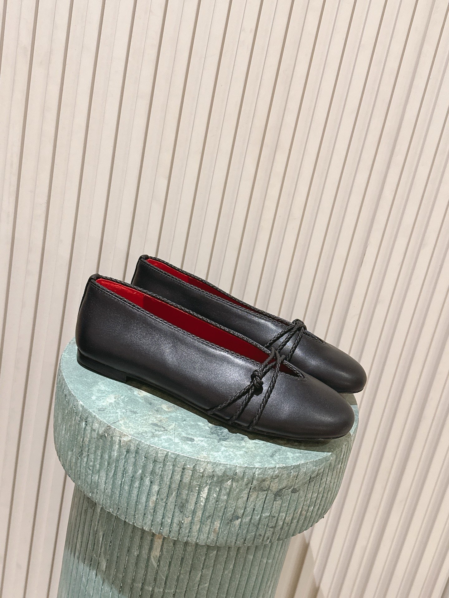 NO:787500,Top version: Bottega Venet*26ss early spring new braided rope ballet flat shoes adopt the basic version of ballet flat shoes, with simple and smooth lines, combined with BV's iconic soft leather texture, weakening the sweet elements and giving the shoe a minimalist and modern style.  Covering cream yellow, off-white, dark brown, burgundy, lake blue, black and red contrasting colors, there are both low-saturated Morandi colors and high-contrast contrasting colors, suitable for different wearing styles; the reddish-brown color inside forms a unified visual clue and enhances the sophistication of details. Upper sheepskin lining sheepskin outsole Genuine leather injection molded outsole size 35-41 (customized sizes 40 and 41 are non-refundable) Heel height 2cm, ballet shoes, Bottega Veneta, Bottega  veneta,flats,sheepskin19860909顶级版本:Bottega Venet*26ss早春新款编织绳芭蕾平底鞋单鞋 采用芭蕾平底鞋基础版型,线条简约流畅,结合BV标志性的柔软皮革质感,弱化甜美元素,赋予鞋型极简现代的风格. 涵盖奶油黄、米白、深棕、酒红、湖蓝、黑红撞色等配色,既有低饱和莫兰迪色,也有高对比撞色,适配不同穿搭风格；内里红棕色系形成统一视觉线索,提升细节精致度. 鞋面羊皮 内里羊皮 大底真皮注塑大底 size35-41码（40、41码定制不退换） 跟高2cm,芭蕾舞鞋,bottega veneta,bottega veneta,flats,sheepskin,Women's Shoes