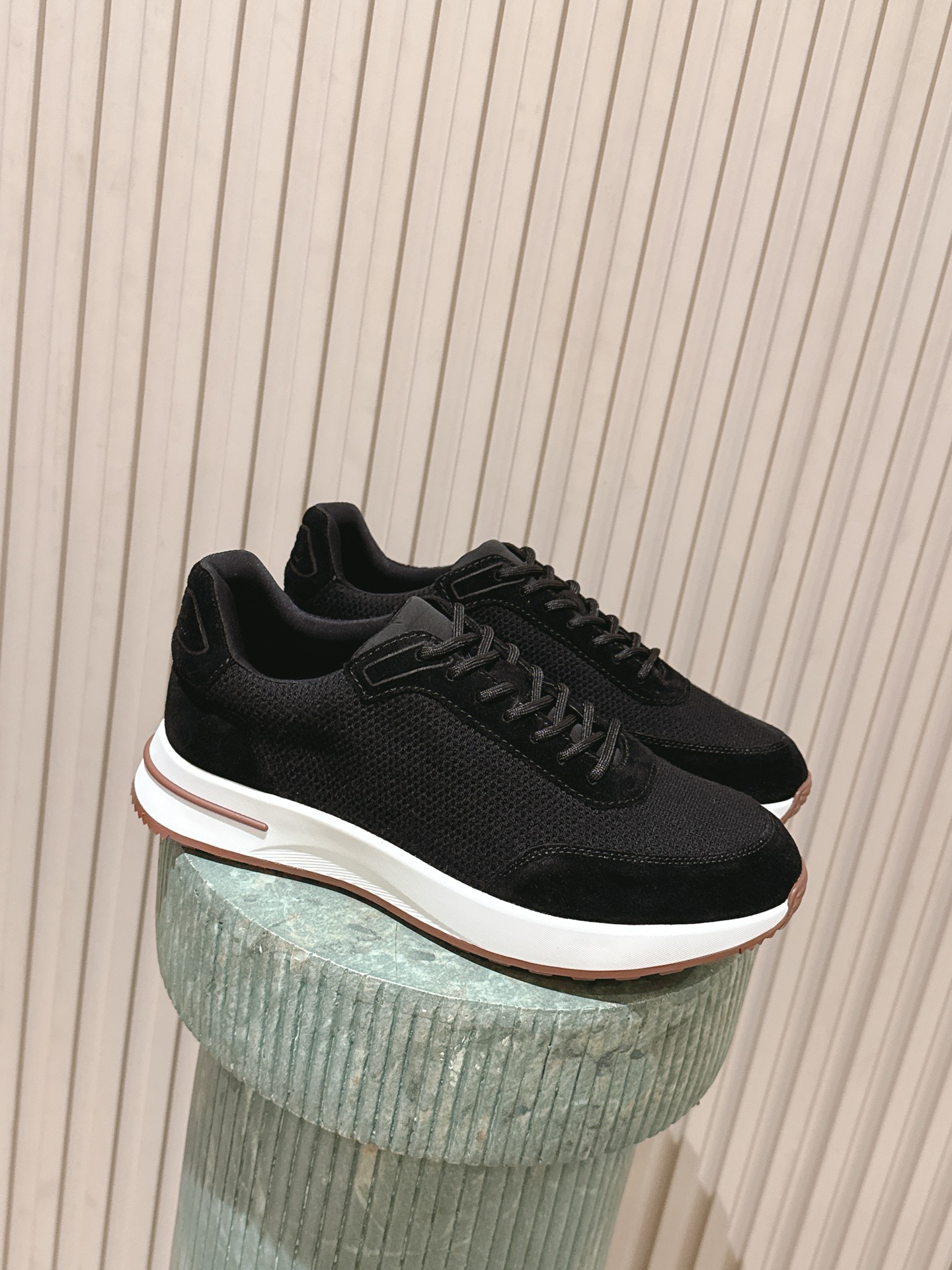 NO:747370,The top version of men's Loro Piana knitted high-height mercerized cow suede men's casual color-blocked sneakers are made of breathable mesh, simple and textured +. Thick-soled design, comfortable to wear and can quietly increase your height, suitable for daily leisure or light exercise!  There is brand embroidery on the side of the shoe, perfect details, the color is low-key and versatile, very suitable for spring and summer ~ the rubber sole has strong grip, suitable for commuting and casual outings. Low-key and high-end, versatile suit or casual wear, very suitable for autumn and winter. The fabric is knitted and heightened with mercerized cow suede. Midsole: double-layer cowhide midsole. Outsole with PU absorbent film size 39-45 (45. Customized), casual shoes/sports shoes, loro piana, sneakers, business suit, cowhide19860909顶级版本男款 Loro Piana针织是加高丝光牛反绒 男士 休闲 拼色 运动鞋 采用透气网面,简约又有质感＋.厚底设计,穿着舒适还能悄悄增高,日常休闲或轻运动都OK！鞋侧有品牌刺绣,细节满分,配色低调百搭,春夏穿超合适～橡胶鞋底抓地力强,适合通勤和休闲出街.低调高级,百搭西装或休闲装,秋冬穿超合适 面料针织加高丝光牛反绒 中底:双层牛皮垫脚中底 大底PU吸膜 size39-45（45.定做）,休闲鞋/运动鞋,loro piana,sneakers,business suit,cowhide,Women's Shoes