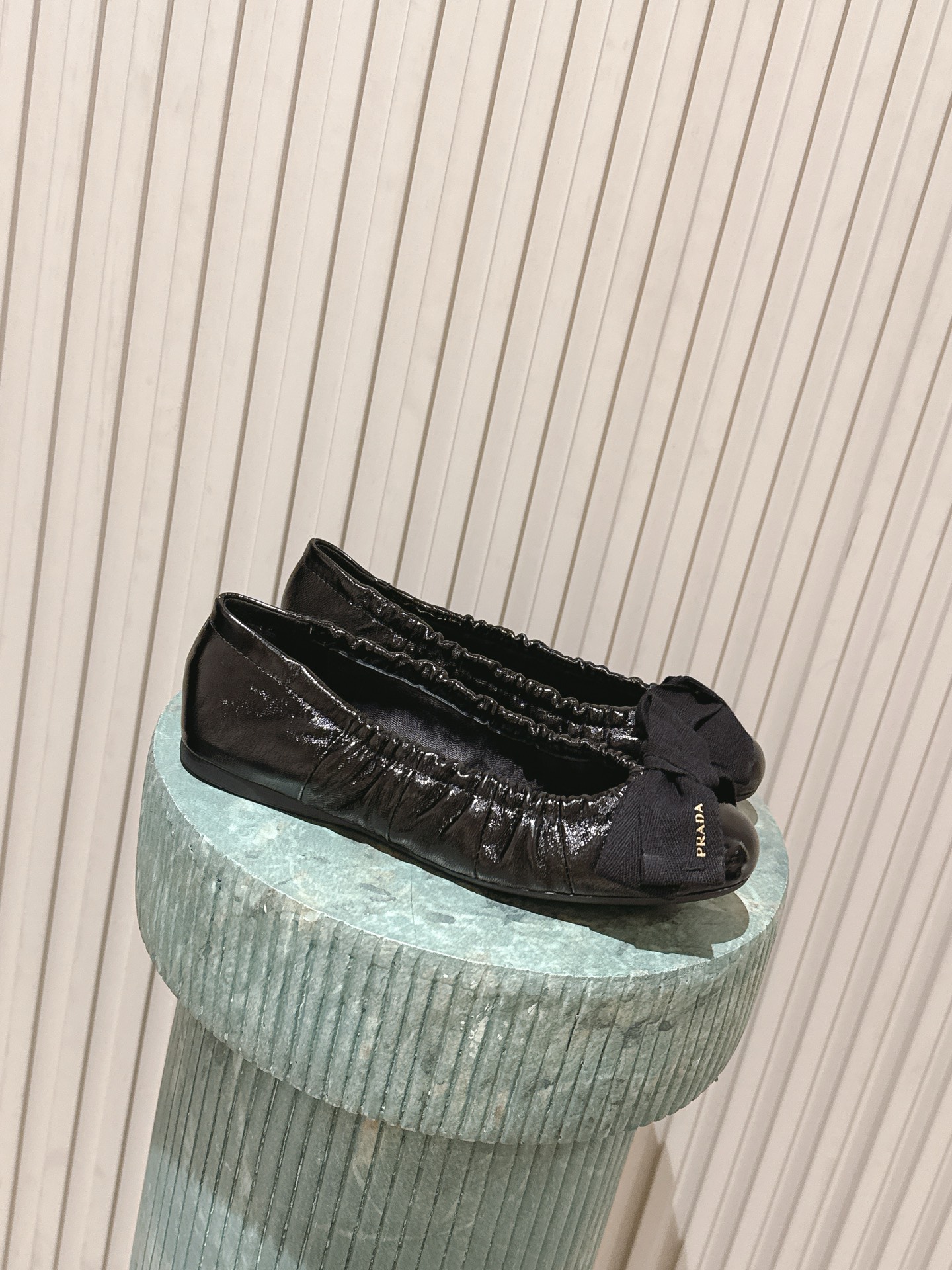 NO:747765,Top version (with airplane box) upgraded purchasing agent level!  Prad*Prada's new spring and summer beautiful flat bow ballet shoes are new this season. It's so surprising. The minimalist beauty that has been missing in the fashion world for a long time. The effortless elegance of dopamine color matching is fashionable, exquisite and beautiful. When you put it on, you will be like a fairy princess. Original 1:1 custom-made imported mesh sheepskin, horsehair sheepskin silk lining, soft sole, code number 35-39 # 4041 customization is not returnable!  Outsole: Rubber outsole. Full set of counter-synchronized gift box packaging!  ,ballet shoes,prada,prada,sheepskin,real silk19860909顶级版本(带飞机盒)升级版代购级别！Prad*普拉达 春夏新款绝美平底蝴蝶结芭蕾舞鞋上新这一季太让人惊喜了,时尚界久违的极简之美,多巴胺配色毫不费力的优雅风来袭时髦精致绝美穿上就是仙飘飘的时尚公主原版1:1订制进口网面羊皮,马毛羊皮真丝内里,软底,码数35-39 # 4041定制不退换！ 大底:橡胶大底 全套专柜同步礼盒包装！,芭蕾舞鞋,prada,prada,sheepskin,real silk,Women's Shoes