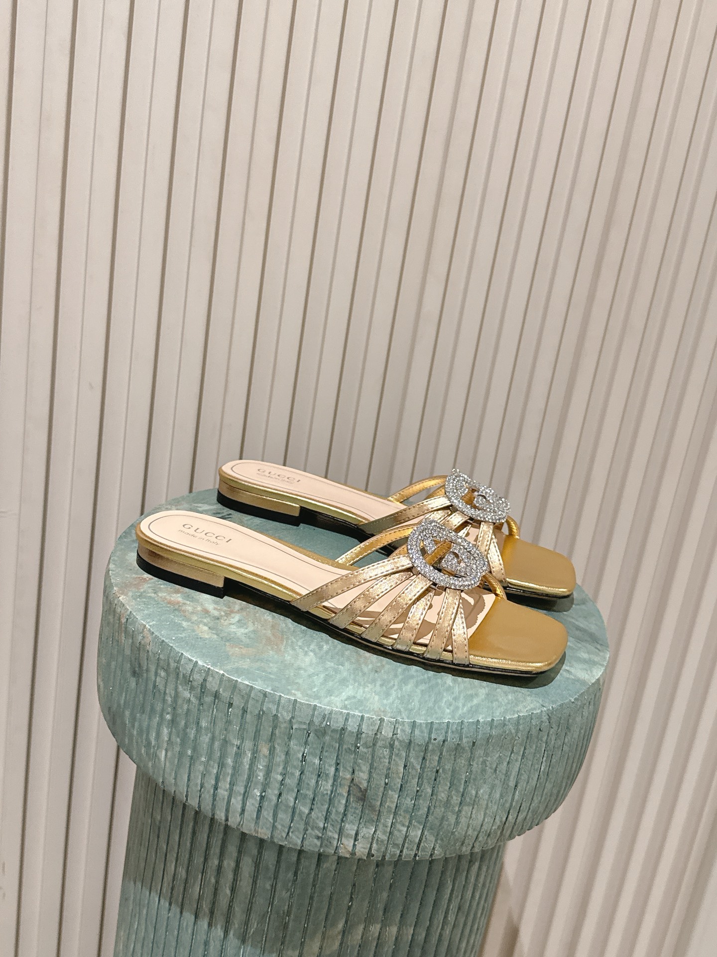 NO:787498,Top version:: Early Spring 2026 High version of Gucci, double G buckle inlaid with crystal diamonds adds sparkle to the look. Flat heels. Thin strap slippers. Classic design interprets high-end and smart daily commuting style. Patent leather upper, cowhide, lining/foot pads. Mixed sheep. Italian genuine leather sole. Heel height 1.5cm/8.5cm. Matching code 35-41 (41 40 custom-made, non-refundable). High-heeled shoes, gucci, gucci, high  heels, slippers, cowhide19860909顶级版本::2026早春 高版本gucci古驰,双G扣镶嵌水晶钻为造型增添闪耀光彩平跟 细带拖鞋 经典设计演译高级和日常通勤干练风格 鞋面漆皮 牛皮 内里/垫脚混种羊 鞋底意大利真皮底 跟高1.5cm /8.5cm 配码35-41（41 40定做不退换）,高跟鞋拖鞋,gucci,gucci,high heels,slippers,cowhide,Women's Shoes