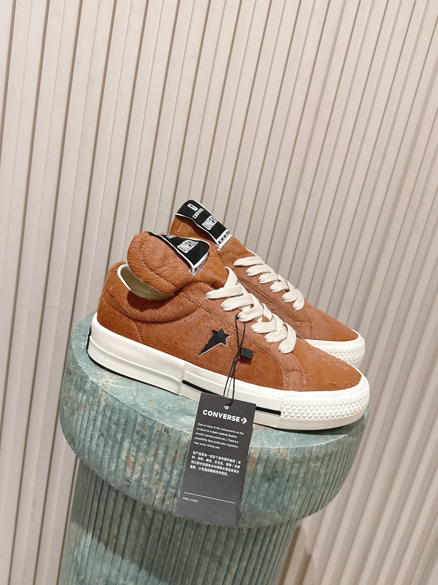 NO:787513,Top version: Converse One Star 26ss new horse hair series sneakers and casual shoes. The shoe body is made of soft horse hair material, which is smooth to the touch and has a delicate luster. It will form a unique texture patina as it is worn, and the texture will become more and more textured as it wears. It not only retains Converse's street genes, but also adds a luxurious texture, suitable for wearers who pursue individuality and pay attention to details.  The low-top shoe style can be matched with jeans, suit pants, skirts and other items. The mules are more suitable for creating a casual 'lazy style' look. It accurately follows the trend of Y2K and American retro in recent years, and is an 'atmosphere' item that is both recognizable and practical. Horsehair upper, sheepskin lining, rubber outsole, size 35-45 (customized sizes 40, 41, and 45 are not returnable)  Heel height 2.5cm, casual shoes/sports shoes, converse,versace,sneakers,skirts,jeans,business suit,sheepskin19860909顶级版本:Converse One Star 26ss新款马毛系列板鞋休闲鞋 鞋身采用柔软的马毛材质,触感顺滑且自带细腻光泽,随着穿着会形成独特的纹理包浆,越穿越有质感.既保留了Converse的街头基因,又增添了奢华质感,适合追求个性又注重细节的穿搭者. 低帮鞋型可搭配牛仔裤、西装裤、短裙等多种单品,穆勒款更适合打造随性的“懒人风”造型.精准踩中近年Y2K、美式复古的潮流趋势,是兼具辨识度与实穿性的“氛围感”单品. 鞋面马毛 内里羊皮 大底橡胶大底 size35-45码（40、41、45码定制不退换） 跟高2.5cm,休闲鞋/运动鞋,converse,versace,sneakers,skirts,jeans,business suit,sheepskin,Women's Shoes