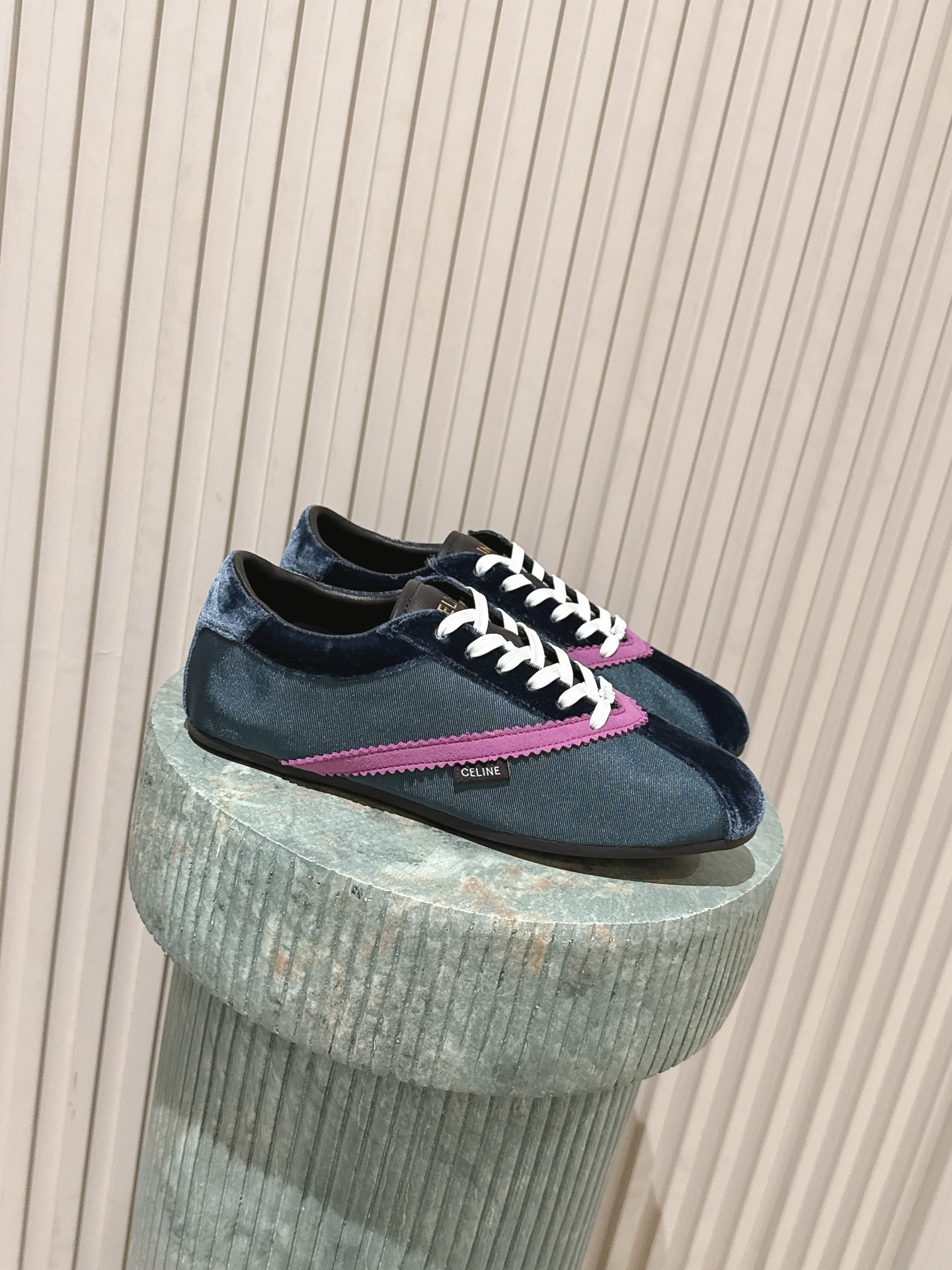 NO:787515,Top version:: CELINE Blake sneakers, fashionable casual moral training shoes, CELINE Blake series sneakers, 26SS new spring and summer, simple and recognizable. Soft rubber soles, flat design, very comfortable for daily commuting or leisure. The shoelaces are equipped with detachable TRIOMPHE accessories, perfect details!  The shoe shape is delicate, retro and elegant. It goes well with skirts or casual pants and can be easily switched between multiple styles. The upper is made of velvet + sheep tendon + satin cloth + sheepskin. The inner half is designed to be breathable. Sheepskin for foot pads and rubber non-slip outsole!  Size 35-40 (40. Customized), casual shoes/sports shoes, celine, sneakers, skirts, sheepskin, silk fabric19860909顶级版本::CELINE Blake运动鞋 时尚休闲德训鞋 CELINE Blake系列运动鞋,26SS春夏新品,简约又有辨识度.柔软橡胶鞋底,平底设计,日常通勤或休闲都很舒适.鞋带配可拆卸TRIOMPHE饰件,细节满分！鞋型秀气,复古优雅,搭配裙装或休闲裤都很出彩,轻松切换多种风格. 鞋面天鹅绒+羊筋+绸缎布+羊皮 内里半内里设计透气 垫脚羊皮 橡胶防滑大底！ 码数35-40（40.订做）,休闲鞋/运动鞋,celine,sneakers,skirts,sheepskin,silk fabric,Women's Shoes