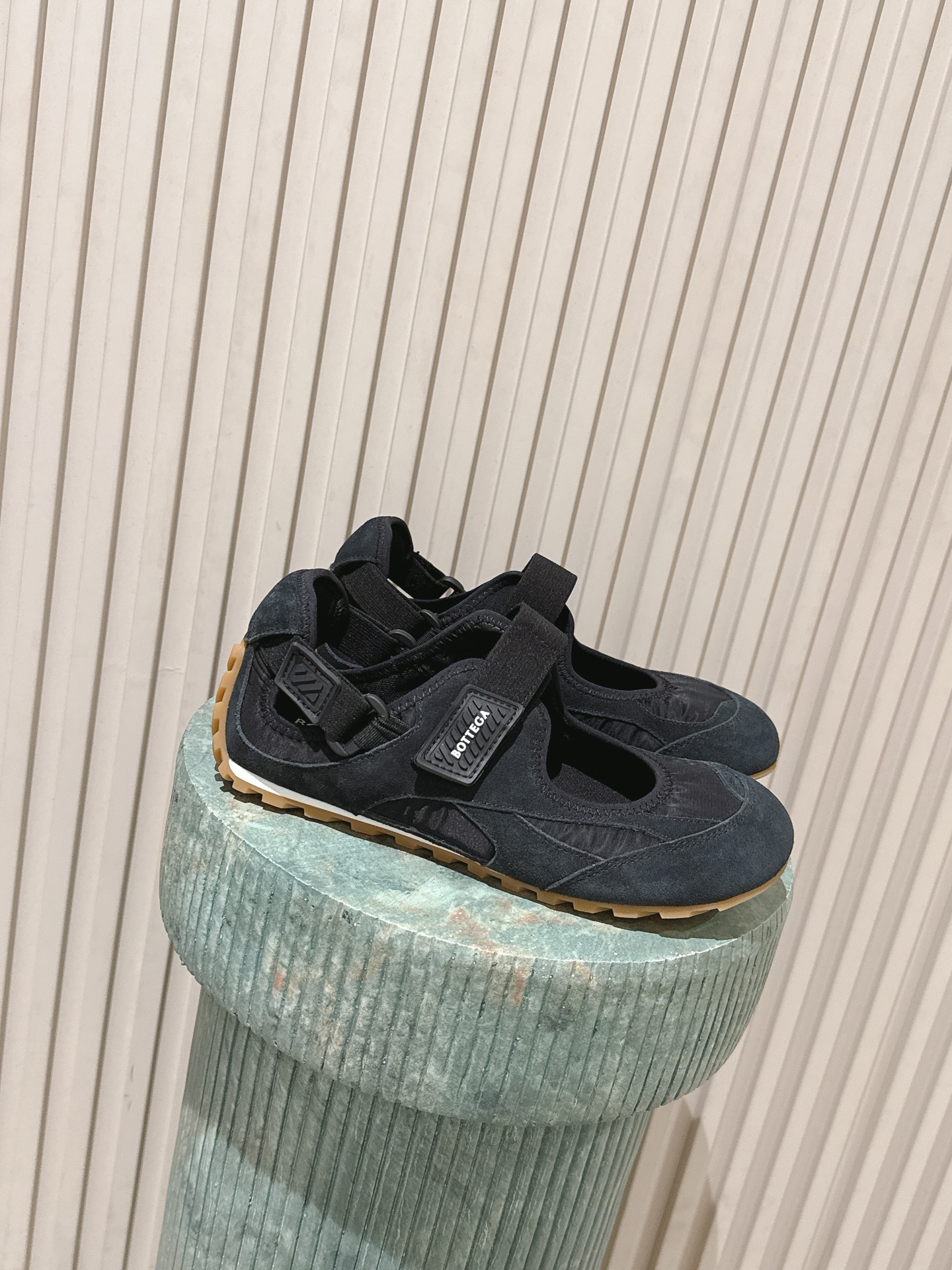 NO:787511,Top version: BV 2026 new series!  Astaire Mary Jane ballet shoes, casual Velcro sneakers, family element series, round toe, must-have for all seasons, so beautiful, comfortable and light on the feet, elegant materials used in shoes, intellectual, elegant and capable, full of high-end sense. Beautiful ~ ~ fabric cowhide patchwork surface and shaping technology pursue perfect internal craftsmanship, comfortable and high-end, square small heel design makes traveling more comfortable and confident 35-40, ballet shoes, bottega veneta, mary jane, sneakers, cowhide19860909顶级版本: BV 2026新系列！Astaire玛丽珍芭蕾舞鞋休闲魔术贴运动鞋 家族元素 系列 圆头 四季必备款 好美 上脚舒适轻便 优雅材质运用在鞋履上知性优雅干练,满满的高级感 美美哒～～面料牛皮拼布面 以及定型科技追求内部工艺完美 舒适高端 方形小跟设计 让出行更舒适 自信 35-40,芭蕾舞鞋,bottega veneta,mary jane,sneakers,cowhide,Women's Shoes