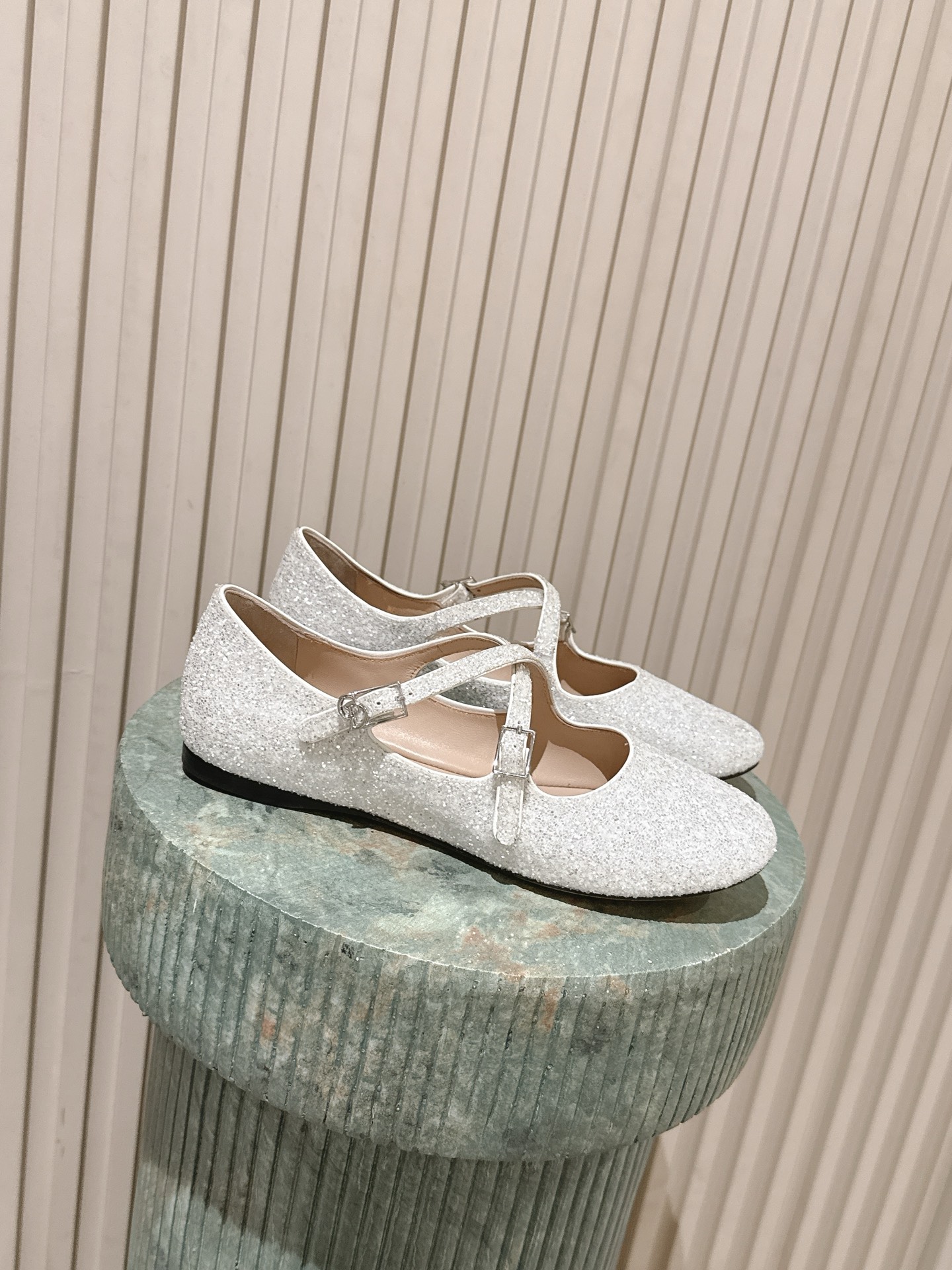 NO:787507,The top version of Dior 26/ss early spring new cross-strap glitter flat Mary Jane shoes. Cross-strap Mary Jane shoe style, with flat design, rounded square toe shape, and adjustable metal buckle at the strap, taking into account the retro feel and fit.  The shoe style continues Dior's classic elegant ballet shoe style, which is retro and refined. The white model is fresh and fairy, the gold model is noble and luxurious, and the silver model is cool and eye-catching. The three colors can be adapted to different styles and scenes. Upper Grete/Electric Embroidered Mesh Fabric Lining Sheepskin Outsole Genuine leather outsole Increased by 1cm Size: #35-42 (customized sizes 40, 41, and 42 are not returnable), ballet shoes, dior, dior, mary  jane,sheepskin,Leather soles19860909顶级版本 Dior 迪奥 26/ ss 早春新款交叉绑带闪粉平底玛丽珍鞋单鞋 交叉绑带玛丽珍鞋版型,搭配平底设计,鞋头是圆润的方头造型,绑带处配有可调节金属扣,兼顾复古感与穿着贴合度. 鞋型延续了迪奥经典的优雅芭蕾鞋风格,复古又精致.白色款清新仙气,金色款贵气奢华,银色款冷艳亮眼,三款色调可适配不同穿搭风格与场景. 鞋面格力特/电绣网布 内里羊皮 大底真皮大底 增高1cm size : #35-42码（40、41、42码定制不退换）,芭蕾舞鞋,dior,dior,mary jane,sheepskin,Leather soles,Women's Shoes