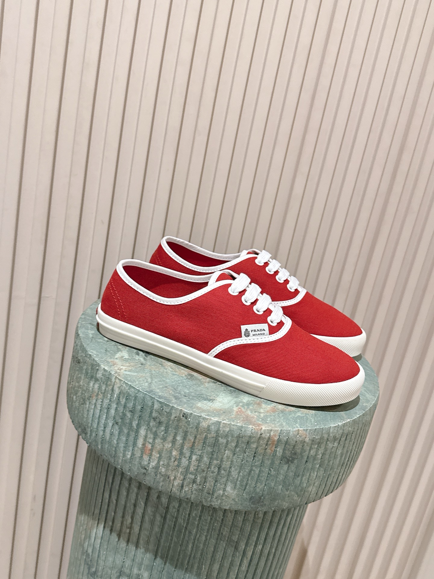 NO:787501,Top version::Prada 2026 spring and summer new canvas shoes Prada 2026 spring and summer series green l canvas shoes, simple design + white rubber sole, light and breathable, perfect for daily wear!  There is a Prada logo on the side of the shoe, which is highly recognizable. The color is fresh and unique. It looks great with jeans, casual pants or skirts in spring and summer, and easily enhances the look. The shoelaces are also white, and the overall style is simple and refined, comfortable and fashionable. It is a must-have item for spring and summer!  Canvas fabric for the upper, canvas lining for the lining, original molded rubber sole, size 35-40, casual shoes/sports shoes, prada, sneakers, skirts, jeans19860909顶级版本::Prada 2026春夏新品帆布鞋 Prada 2026春夏系列绿l帆布鞋,简约设计+白色橡胶鞋底,轻便透气超适合日常穿搭！鞋侧有Prada标志,辨识度满分.配色清新独特,春夏季节随便搭牛仔裤、休闲裤或裙装都很出彩,轻松提升造型感.鞋带也是白色,整体风格简约精致,舒适又时髦,是春夏百搭必备单品！ 鞋面帆布面料, 内里帆布内里 原版开模橡胶底 码数35-40,休闲鞋/运动鞋,prada,sneakers,skirts,jeans,Women's Shoes