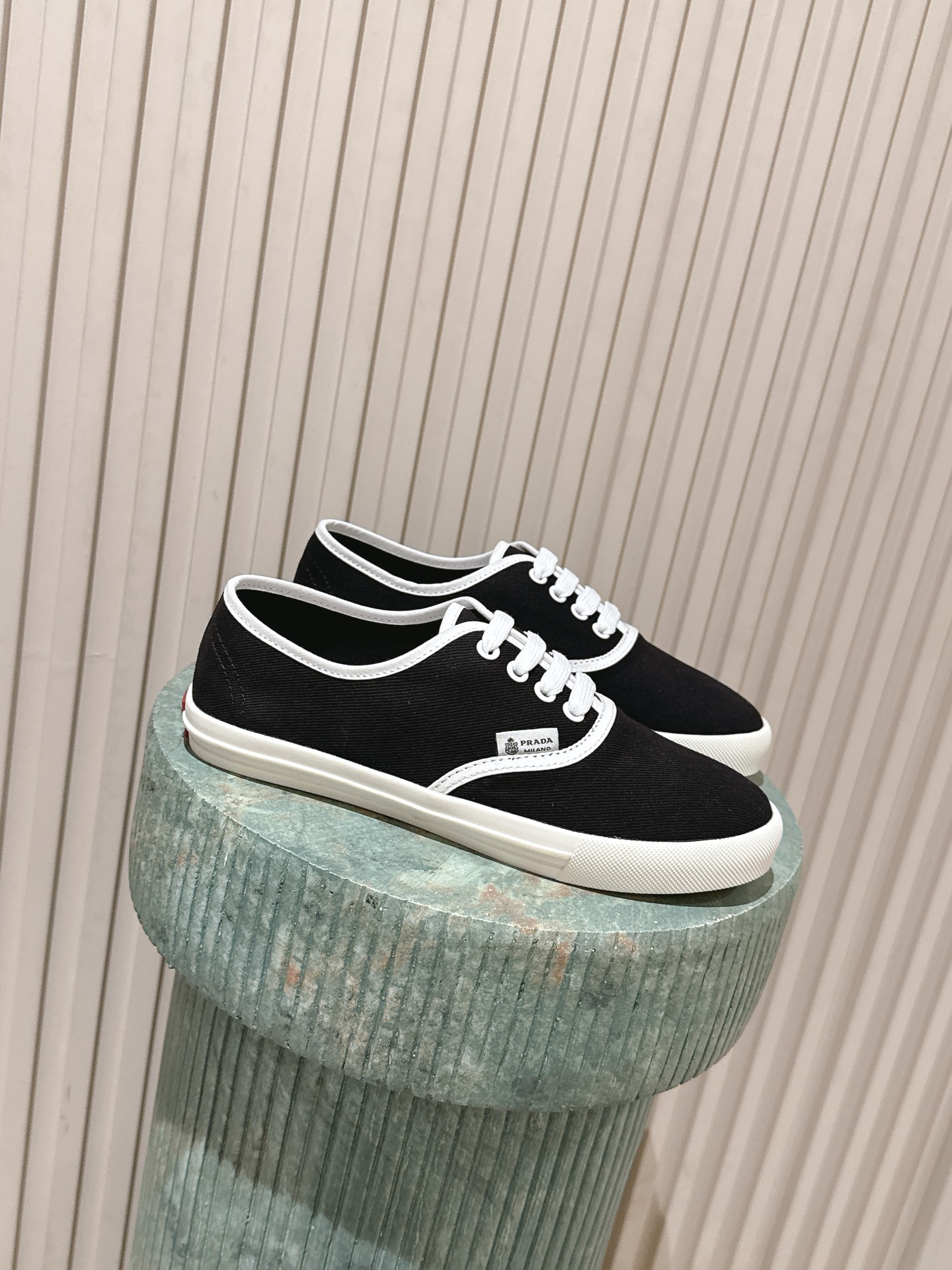 NO:787503,Top version::Prada 2026 spring and summer new canvas shoes Prada 2026 spring and summer series green l canvas shoes, simple design + white rubber sole, light and breathable, perfect for daily wear!  There is a Prada logo on the side of the shoe, which is highly recognizable. The color is fresh and unique. It looks great with jeans, casual pants or skirts in spring and summer, and easily enhances the look. The shoelaces are also white, and the overall style is simple and refined, comfortable and fashionable. It is a must-have item for spring and summer!  Canvas fabric for the upper, canvas lining for the lining, original molded rubber sole, size 35-40, top version:: Prada 2026 spring and summer new canvas shoes. Prada 2026 spring and summer series green l canvas shoes, simple design + white rubber sole, light and breathable, perfect for daily wear!  There is a Prada logo on the side of the shoe, which is highly recognizable. The color is fresh and unique. It looks great with jeans, casual pants or skirts in spring and summer, and easily enhances the look. The shoelaces are also white, and the overall style is simple and refined, comfortable and fashionable. It is a must-have item for spring and summer!  Canvas fabric for the upper, canvas lining for the lining, original molded rubber sole, size 35-40, casual shoes/sports shoes, prada, sneakers, skirts, jeans19860909顶级版本::Prada 2026春夏新品帆布鞋 Prada 2026春夏系列绿l帆布鞋,简约设计+白色橡胶鞋底,轻便透气超适合日常穿搭！鞋侧有Prada标志,辨识度满分.配色清新独特,春夏季节随便搭牛仔裤、休闲裤或裙装都很出彩,轻松提升造型感.鞋带也是白色,整体风格简约精致,舒适又时髦,是春夏百搭必备单品！ 鞋面帆布面料, 内里帆布内里 原版开模橡胶底 码数35-40 顶级版本::Prada 2026春夏新品帆布鞋 Prada 2026春夏系列绿l帆布鞋,简约设计+白色橡胶鞋底,轻便透气超适合日常穿搭！鞋侧有Prada标志,辨识度满分.配色清新独特,春夏季节随便搭牛仔裤、休闲裤或裙装都很出彩,轻松提升造型感.鞋带也是白色,整体风格简约精致,舒适又时髦,是春夏百搭必备单品！ 鞋面帆布面料, 内里帆布内里 原版开模橡胶底 码数35-40,休闲鞋/运动鞋,prada,sneakers,skirts,jeans,Women's Shoes