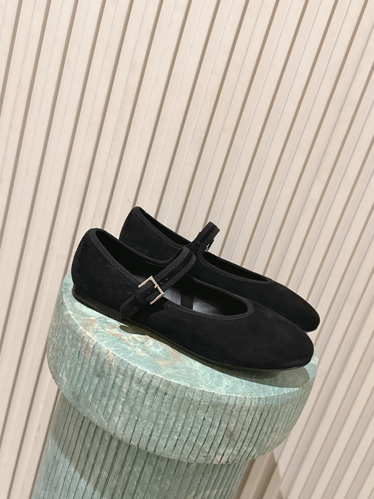 NO:787497,The top version of the row 2026ss spring and summer catwalk popular flat shoes Mary Jane casual shoes. Very comfortable flat shoes, minimalist design concept, slim version, easy to wear, good looks and practicality. The upper is imported high mercerized sheepskin lining. Goat leather lining. Outsole. Italian genuine leather outsole. Size 35-39 (40.41.42 custom-made, non-returnable and non-exchangeable), ballet shoes, mary  jane,flats,sheepskin,sheep,leather soles19860909顶级版本  the row 2026ss春夏走秀爆款平底鞋玛丽珍休闲鞋单鞋 非常舒服的平底鞋,极简设计理念,版型显瘦好穿颜值与实用性并存 鞋面进口高丝光羊京 内里山羊皮内里 大底意大利真皮大底 码数35-39（40.41.42定做不退不换）,芭蕾舞鞋,mary jane,flats,sheepskin,sheep,Leather soles,Women's Shoes