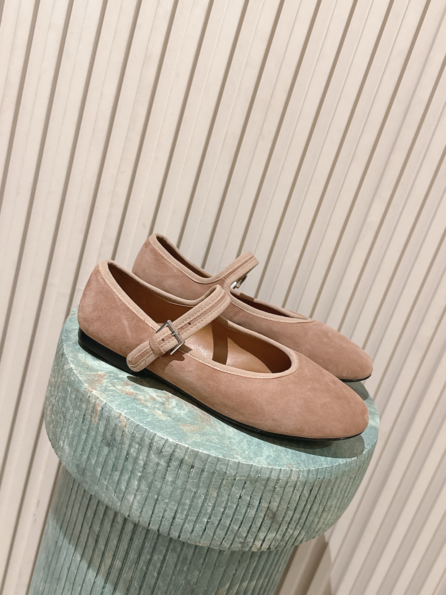 NO:787499,The top version of the row 2026ss spring and summer catwalk popular flat shoes Mary Jane casual shoes. Very comfortable flat shoes, minimalist design concept, slim version, easy to wear, good looks and practicality. The upper is imported high mercerized sheepskin lining. The outsole is made of Italian genuine leather. The size is 35-39 (40.41.42, custom-made, ballet shoes, mary)  jane,flats,sheepskin,sheep,leather soles19860909顶级版本  the row 2026ss春夏走秀爆款平底鞋玛丽珍休闲鞋单鞋 非常舒服的平底鞋,极简设计理念,版型显瘦好穿颜值与实用性并存 鞋面进口高丝光羊京 内里山羊皮内里 大底意大利真皮大底 码数35-39（40.41.42定做不退,芭蕾舞鞋,mary jane,flats,sheepskin,sheep,Leather soles,Women's Shoes