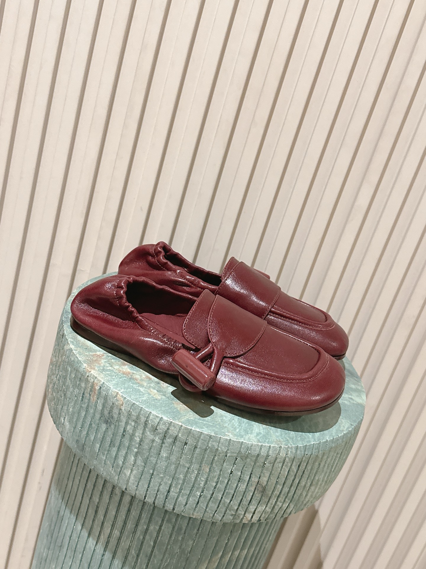 NO:787496,The top version of LOEWE/Loewe F036 26ss spring and summer new flat retro style ballet shoes. Purchased as original, with the details in place. This will be a trend-setting version, worth owning. It has unique fashion and trend-leading style. It is highly recommended to stock up and purchase. The shoe shape has great charm, and the leather is soft. The back-stepping design is extremely comfortable, and it is very versatile when paired with dresses and leggings. Original imported material for the upper, sheepskin lining, outsole, original outsole  Size 35-39 (40.41.42 customized, non-refundable and non-exchangeable), loafers, loewe, loewe, loafers, skirts, sheepskin19860909顶级版本  LOEWE/罗意威F036 26ss春夏新款平底复古风芭蕾舞单鞋 原版购入,细节把控到位.这将是引爆潮流的一款爆版,值得拥有.独具时尚潮流领先风格,强烈推荐备货购入 鞋型韵味超赞,皮质柔软.可后踩的设计舒适度极高,搭配连衣裙束脚工裤装非常百搭的一款 鞋面原版进口材质 内里羊皮内里 大底原版大底 码数35-39 (40.41.42定制不退不换),乐福鞋,loewe,loewe,loafers,skirts,sheepskin,Women's Shoes