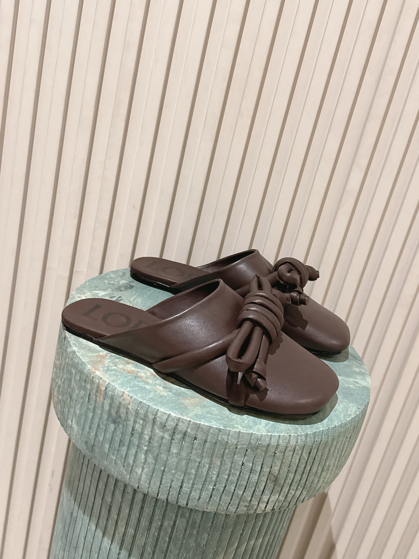 NO:787490,The top version of LOEWE/Loewe F036 26ss spring and summer new flat-soled retro half-pack slippers, loafers and lazy shoes. Purchased as an original version, the details are in place. This will be a hot version that will set off the trend, and it is worth owning. It has a unique fashion-leading style, and it is highly recommended to buy it in stock. The shoe shape is superb, and the leather is soft. The back-stepping design is extremely comfortable, and it is very versatile when paired with dresses and trousers. Original imported material for the upper  Sheepskin lining, outsole, genuine leather imported from Italy, size 35-39 (40.41.42 customized, non-refundable, non-exchangeable), semi-trailer, loewe, loewe, loafers, slippers, skirts, sheepskin19860909顶级版本  LOEWE/罗意威F036 26ss春夏新款平底复古半包拖鞋乐福鞋懒人鞋 原版购入,细节把控到位.这将是引爆潮流的一款爆版,值得拥有.独具时尚潮流领先风格,强烈推荐备货购入 鞋型韵味超赞,皮质柔软.可后踩的设计舒适度极高,搭配连衣裙束脚工裤装非常百搭的一款 鞋面原版进口材质 内里羊皮内里 大底意大利进口真皮 码数35-39 (40.41.42定制不退不换),半拖,loewe,loewe,loafers,slippers,skirts,sheepskin,Women's Shoes