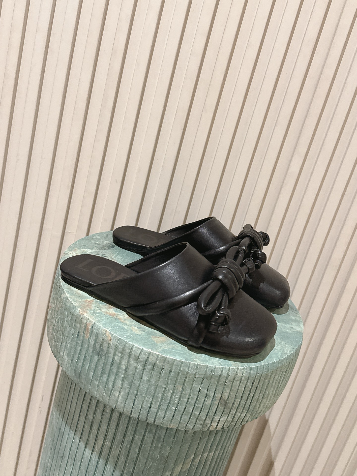 NO:787493,Top version 279 LOEWE/Loewe F036 26ss spring and summer new flat retro half-pack slippers loafers. Purchased as original, details are well controlled. This will be an explosive version that will set off the trend. It is worth owning. It has unique fashion and trend-leading style. It is highly recommended to stock up and buy. The shoe shape is awesome and the leather is soft. The back-stepping design is extremely comfortable and is very versatile when paired with dresses and trousers. Original imported material for the upper  Sheepskin lining, outsole, genuine leather imported from Italy, code number 35-39 (40.41.42 customization, non-returnable, non-exchangeable), top version 279 LOEWE/Loewe F036 26ss spring and summer new flat retro half-pack slippers, loafers, lazy shoes. Original purchase, details are in place. This will be a trend-setting version, worth owning. Unique fashion-leading style, highly recommended to stock up.  The shoe style is great, the leather is soft. The back-stepping design is very comfortable, and it is very versatile when paired with dresses and trousers. Original imported material for the upper, sheepskin lining for the lining, and genuine leather imported from Italy for the outsole. Size 35-39 (40.41.42 customization is non-returnable and non-exchangeable). Half drag, loewe, loewe, loafers, slippers, skirts, sheepskin19860909顶级版本279  LOEWE/罗意威F036 26ss春夏新款平底复古半包拖鞋乐福鞋懒人鞋 原版购入,细节把控到位.这将是引爆潮流的一款爆版,值得拥有.独具时尚潮流领先风格,强烈推荐备货购入 鞋型韵味超赞,皮质柔软.可后踩的设计舒适度极高,搭配连衣裙束脚工裤装非常百搭的一款 鞋面原版进口材质 内里羊皮内里 大底意大利进口真皮 码数35-39 (40.41.42定制不退不换) 顶级版本279  LOEWE/罗意威F036 26ss春夏新款平底复古半包拖鞋乐福鞋懒人鞋 原版购入,细节把控到位.这将是引爆潮流的一款爆版,值得拥有.独具时尚潮流领先风格,强烈推荐备货购入 鞋型韵味超赞,皮质柔软.可后踩的设计舒适度极高,搭配连衣裙束脚工裤装非常百搭的一款 鞋面原版进口材质 内里羊皮内里 大底意大利进口真皮 码数35-39 (40.41.42定制不退不换),半拖,loewe,loewe,loafers,slippers,skirts,sheepskin,Women's Shoes