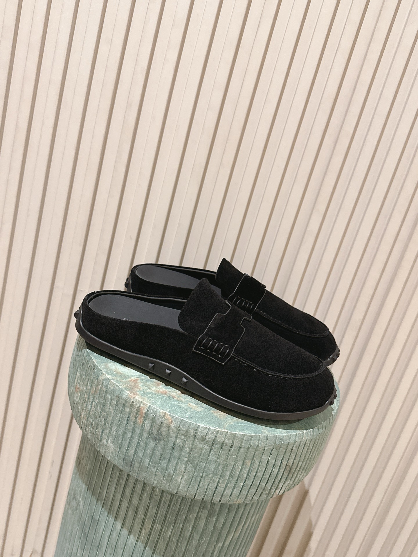 NO:747783,The top version of the couple's model for women: Men's model HERME*26ss new classic retro suede Birkenstock half slippers, loafer style, classic and versatile design, easy to put on and take off with a slip-on style, suitable for various occasions. Brand logo shoes have Hermès' iconic design elements, highlighting the brand identity.  It is made of suede material with fine texture and soft touch, which combines comfort and luxury. It provides a wide range of color options, including dark brown, black, off-white, light brown, etc., to meet different styles and matching needs. The workmanship is fine, the stitching is neat, and the details reflect the brand's exquisite craftsmanship, ensuring the quality and durability of the shoes. The upper is made of fetal cow velvet, and the lining is water-dyed sheepskin. The outsole is TPU, which is increased by 3cm.  size 35-40 (40 and 45 sizes are customized and cannot be returned or exchanged), semi-trailers, hermes, hermes, loafers, slippers, sheepskin, chamois leather19860909顶级版本情侣款女款:男款 HERME*26ss 新款经典复古麂皮勃肯半拖鞋 乐福鞋款式,设计经典百搭,一脚蹬的样式方便穿脱,适合多种场合穿搭.品牌标识鞋款带有爱马仕标志性的设计元素,彰显品牌身份. 采用麂皮材质,质感细腻,触感柔软,兼具舒适与高级感.提供丰富的色彩选择,包括深棕、黑色、米白、浅棕等,满足不同风格和搭配需求.做工精细,缝线工整,细节处体现品牌的精湛工艺,保证了鞋子的品质和耐用性. 鞋面胎牛绒 内里水染羊皮 大底TPU大底 增高3cm size35-40码（40、45码定制不退换）,半拖,hermes,hermes,loafers,slippers,sheepskin,chamois leather,Women's Shoes