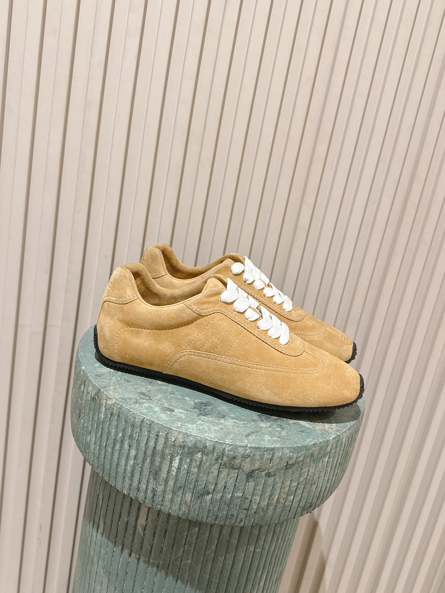 NO:747773,Top version: Herme*26ss spring and summer new model Dexun shoes, sports shoes and casual shoes. Based on the classic Dexun shoes, the low-cut + rounded toe shape is simple and neat, which not only retains the sporty attributes, but also has a sense of elegance. The shoe body has neat lines, the leather splicing has a natural transition, and the edges have been finely sealed. The overall visual sense is unified and rich in texture.  The soft leather material and loose and moderate shoe last fit the foot shape immediately, without the need for running-in. Wearing it barefoot will not chafe your feet. It can be matched with casual jeans and sweatpants, as well as simple suits and dresses. It is a 'universal item' for daily wear. Upper cow leather/fetal cashmere lining fetal cashmere Outsole TPU outsole 3cm higher  size 35-40 (customized size 40 is non-refundable), casual shoes/sports shoes, hermes, sneakers, skirts, jeans, business suit, cowhide19860909顶级版本: Herme*26ss 春夏新款秀款德训鞋运动鞋休闲鞋 以经典德训鞋为原型,低帮+圆润鞋头的造型简约利落,既保留了运动属性,又兼具优雅感.鞋身车线工整,皮革拼接处过渡自然,边缘做了精细的封边处理,整体视觉感统一且富有质感. 柔软的皮革材质与宽松适度的鞋楦,上脚即贴合脚型,无需磨合,赤脚穿也不会磨脚.既能搭配休闲感的牛仔裤、运动裤,也能适配简约风的西装、连衣裙,是日常穿搭的“万能单品”. 鞋面奶牛皮/胎羊绒 内里胎羊绒 大底TPU大底 增高3cm size35-40码（40码定制不退换）,休闲鞋/运动鞋,hermes,sneakers,skirts,jeans,business suit,cowhide,Women's Shoes