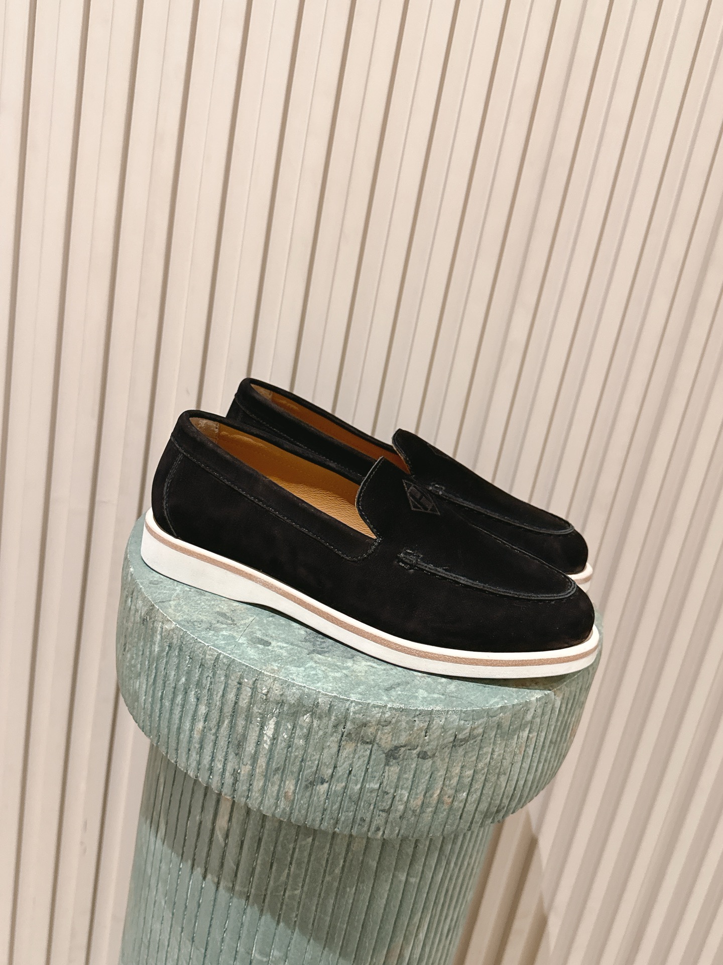 NO:747781,Top version: (with airplane case) Herme*26ss new spring and summer slip-on flat loafer casual shoes. Based on classic loafers, the slip-on design without laces is simple and neat, and the rounded toe box is suitable for a variety of foot types, giving it a sense of elegance and leisure. The shoe body has neat lines, and the edges are finely sealed. The overall visual sense is unified and rich in texture.  The soft suede material and loose and moderate shoe last fit the foot shape instantly without the need for break-in, and the feet will not be worn when worn barefoot. It can be matched with casual jeans and wide-leg pants, as well as simple commuting wear and dresses. It is a 'universal item' for daily wear. Matte calfskin upper, cowhide lining, IP combination outsole, increased by 2.5cm  size 35-40 (customized sizes 40 are non-refundable), loafers, hermes, loafers, skirts, jeans, cowhide19860909顶级版本:(带飞机盒） Herme*26ss 春夏新款一脚蹬平底乐福鞋休闲鞋 以经典乐福鞋为原型,无鞋带的套穿设计简约利落,圆润鞋头适配多种脚型,兼具优雅感与休闲感.鞋身车线工整,边缘做了精细的封边处理,整体视觉感统一且富有质感. 柔软的绒面革材质与宽松适度的鞋楦,上脚即贴合脚型,无需磨合,赤脚穿也不会磨脚.既能搭配休闲感的牛仔裤、阔腿裤,也能适配简约风的通勤装、连衣裙,是日常穿搭的“万能单品”. 鞋面磨砂小牛皮 内里牛皮 大底IP组合大底 增高2.5cm size35-40码（40码定制不退换）,乐福鞋,hermes,loafers,skirts,jeans,cowhide,Women's Shoes