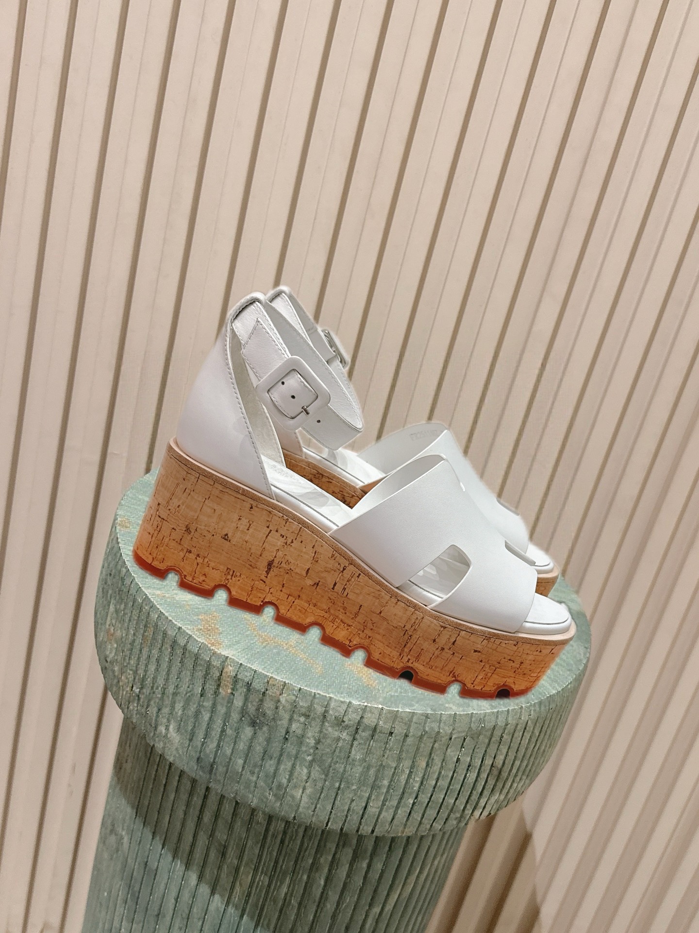 NO:747754,Top version: (with airplane case) Herme*26ss new spring and summer ankle strap thick-soled H-shaped wedge sandals. Based on classic Roman sandals, the H-shaped hollow upper + wedge heel design is simple and neat. The wedge shape can visually lengthen the leg line and adapt to a variety of foot types. The shoe body has neat stitching, and the leather cutting edges have been carefully edge-sealed. The overall visual sense is unified and rich in texture.  The wedge heel design disperses the pressure on the foot, and the soft leather and loose last fit the foot shape and will not chafe when worn barefoot, making it suitable for long walks in summer. It can be matched with casual jeans and shorts, as well as simple dresses and commuting wear. It is a 'universal item' to create an elegant summer look. Cow leather upper, cow leather lining, outsole, TPU genuine leather welt combination outsole, 7cm higher  Size 35-41 (customized size 40.41 is non-refundable), sandals, hermes, sandals, skirts, shorts, jeans, cowhide19860909顶级版本:(带飞机盒） Herme*26ss 春夏新款踝带厚底H型坡跟凉鞋 以经典罗马凉鞋为原型,H形镂空鞋面+坡跟的设计简约利落,坡跟造型能在视觉上拉长腿部线条,适配多种脚型.鞋身车线工整,皮革剪裁边缘做了精细的封边处理,整体视觉感统一且富有质感. 坡跟设计分散了脚部压力,柔软皮革与宽松鞋楦上脚即贴合脚型,赤脚穿也不会磨脚,适合夏季长时间行走.既能搭配休闲感的牛仔裤、短裤,也能适配简约风的连衣裙、通勤装,是打造夏日优雅造型的“万能单品”. 鞋面奶牛皮 内里奶牛皮 大底TPU真皮沿条组合大底 增高7cm size35-41码（40.41码定制不退换）,凉鞋,hermes,sandals,skirts,shorts,jeans,cowhide,Women's Shoes