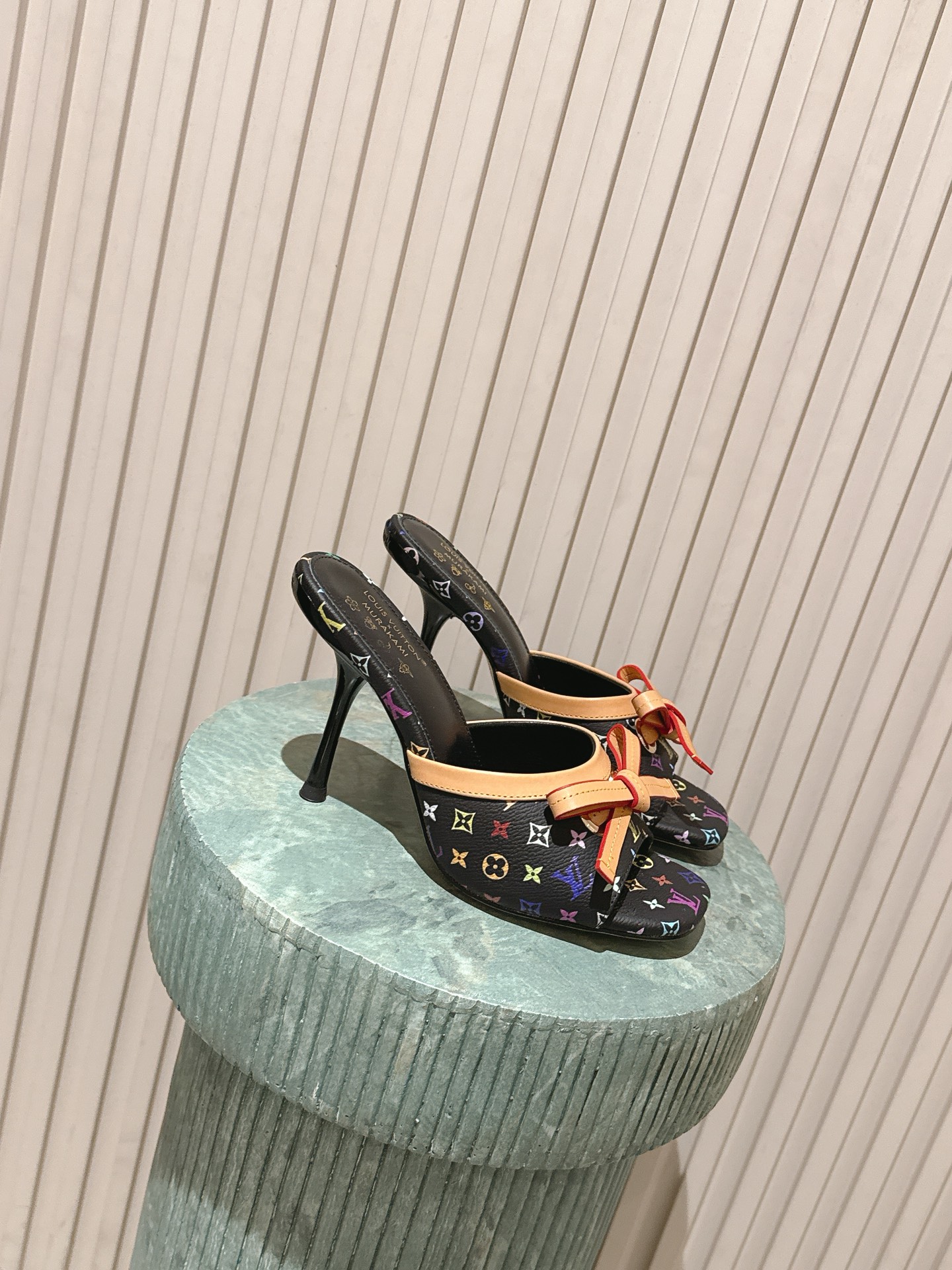 NO:787480,Top version (with airplane box) LV 26c new arrival～presbyopia high heels  This pair is Louis Vuitton's classic colorful presbyopic Mule high-heeled shoes. The upper uses the iconic MonogramMulticolor pattern, with beige bow decoration and stiletto heel design, which combines luxury and feminine charm. The shoe type is an open-toe Mule style, suitable for spring and summer wear, which is both elegant and playful. Whether it is daily commuting, dating or party occasions, it can be easily controlled and is the finishing touch to enhance the overall look. Fabric: cowhide  Heel height: 5.5/9.5 Heel height size: 35-41, high heels slippers, louis vuitton, louis vuitton, high heels, slippers, cowhide19860909顶级版本(带飞机盒)LV 26c new arrival～老花高跟鞋 这双是LouisVuitton经典的彩色老花穆勒高跟鞋,鞋面采用标志性的MonogramMulticolor图案,搭配米色蝴蝶结装饰和细高跟设计,兼具奢华感与女性魅力.鞋型为露趾穆勒款,适合春夏季节穿搭,既优雅又不失俏皮.无论是日常通勤,约会还是派对场合,都能轻松驾驭,是提升整体造型质感的点睛之笔. 面料:牛皮 跟高:5.5/9.5跟高 size:35-41,高跟鞋拖鞋,louis vuitton,louis vuitton,high heels,slippers,cowhide,Women's Shoes