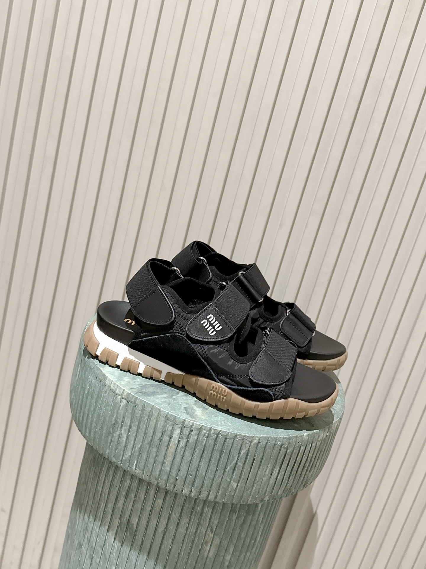 NO:787487,Top version: (with airplane box) miumiu 2026 latest spring and summer style Velcro beach sandals, original replica, high version, super durable and versatile, very comfortable on the feet, slim and white, original customized upper, original TPU outsole, size 35-41, sandals, miumiu, sandals19860909顶级版本: (带飞机盒）miumiu2026最新春夏款魔术贴沙滩凉鞋 原版复刻 高版本 超耐看超百搭款 上脚非常舒适 显瘦又显白 鞋面原版定制面,原版TPU大底 码数35-41码,凉鞋,miumiu,sandals,Women's Shoes