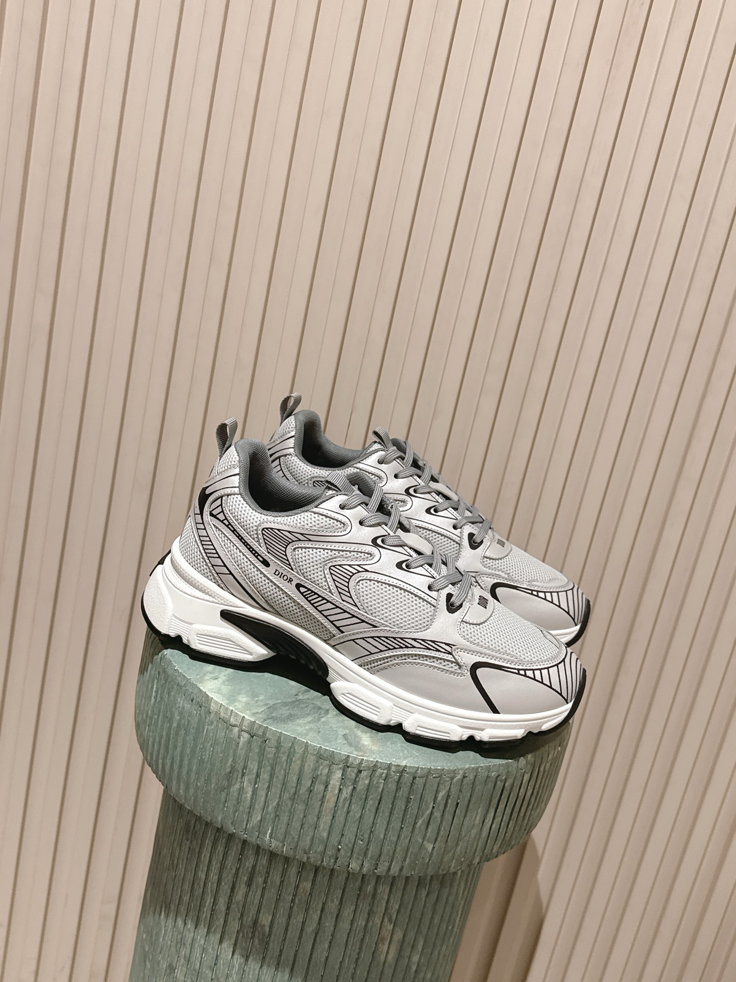 NO:787484,Top version: Couple's model for women and men 10 Christian Dior's new casual sneakers for couples reinterpret sports style with an elegant and fashionable shape. The upper is carefully made of white mesh fabric, with logos on the laces and heel. The exquisite two-color sole is light and soft, which can add a high-end temperament to all kinds of casual looks. Cowhide material, breathable mesh lining, original molded outsole  Size35-45 (40 for women and 45 for men, customization is not returnable), casual shoes/sports shoes, dior, dior, sneakers, cowhide19860909顶级版本:情侣款女款男款10 Christian Dior迪奥新款情侣休闲运动鞋 以优雅时尚的造型重新演绎运动风格.鞋面采用白色网眼织物精心制作,鞋带和鞋跟都有标志.精致的双色鞋底轻盈柔软,可为各式休闲造型增添高订气质 牛皮材质 透气网布内里 原版开模大底 Size35-45（女40男45定制不退换）,休闲鞋/运动鞋,dior,dior,sneakers,cowhide,Women's Shoes