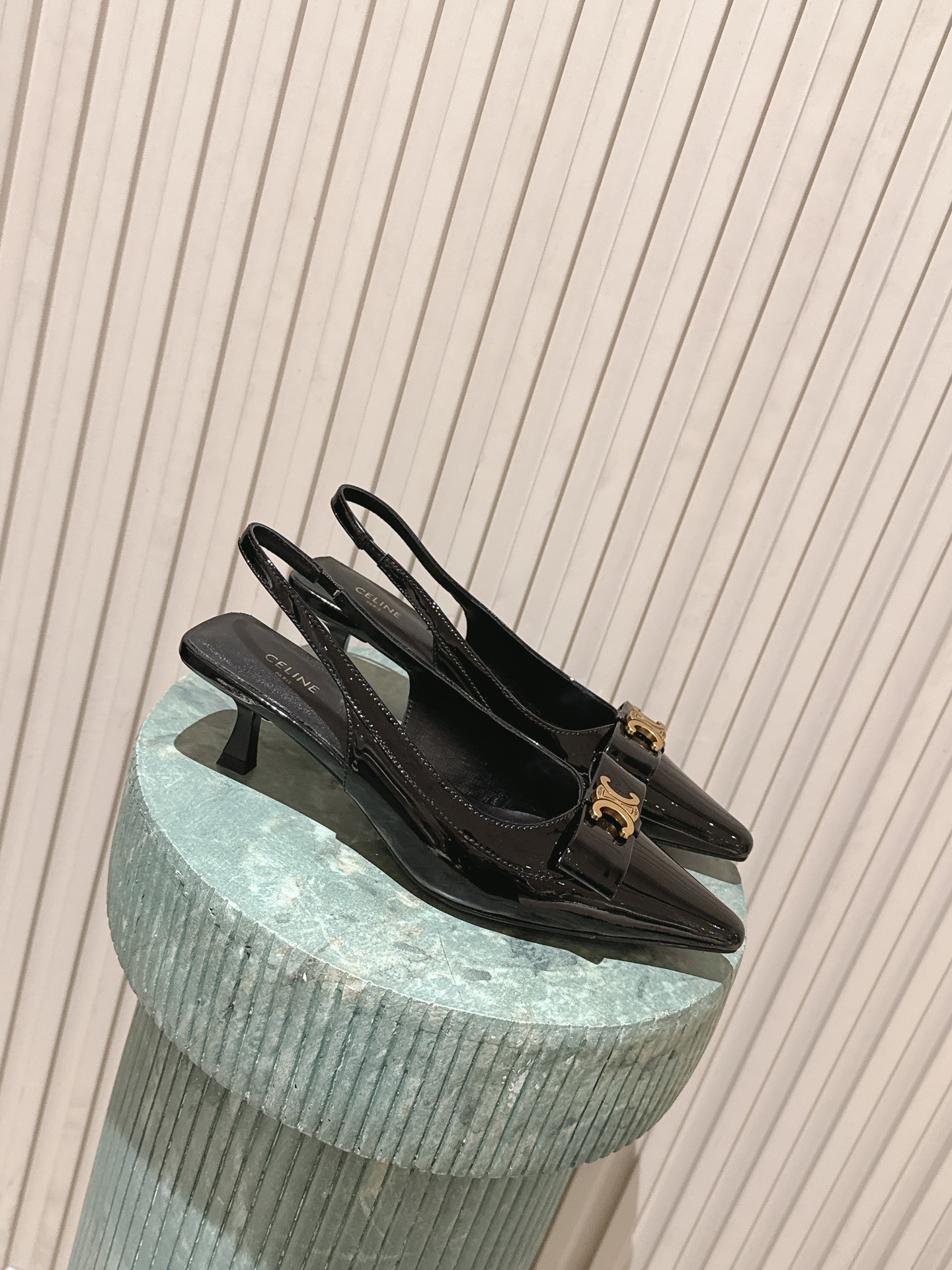 NO:787475,Top version CELINE Celine 2026 spring and summer new style metal buckle patent leather high heels sandals CELINE metal buckle patent leather high heels, pointed toe + patent leather material, perfect gloss, metal buckle super recognizable!  The back design is elegant and breathable, and the stiletto heels elongate the leg lines. It can be easily used in the workplace or formal occasions. Black is classic and versatile, white is gentle, and burgundy is super aura. It looks good with any combination!  The patent leather is easy to clean, and the metal buckle is durable and not easy to oxidize. It is practical and fashionable. It is a must-have exquisite item for working girls. Size 35-39 (40.41 custom-made and non-returnable), high heels and sandals, celine, celine, sandals, high heels19860909顶级版本 CELINE赛琳2026春夏新款 金属扣 漆皮高跟鞋 凉鞋 CELINE金属扣漆皮高跟鞋,尖头+漆皮材质,光泽感满分,金属扣超有辨识度！后空设计优雅又透气,细高跟拉长腿部线条,职场or正式场合都能轻松驾驭 黑色经典百搭,白色温柔,酒红超有气场,怎么搭都好看！漆皮易清洁,金属扣耐用不易氧化,实用又时髦,是职场女生必入的精致单品 Size 35-39（40.41定做不退换）,高跟鞋凉鞋,celine,celine,sandals,high heels,Women's Shoes