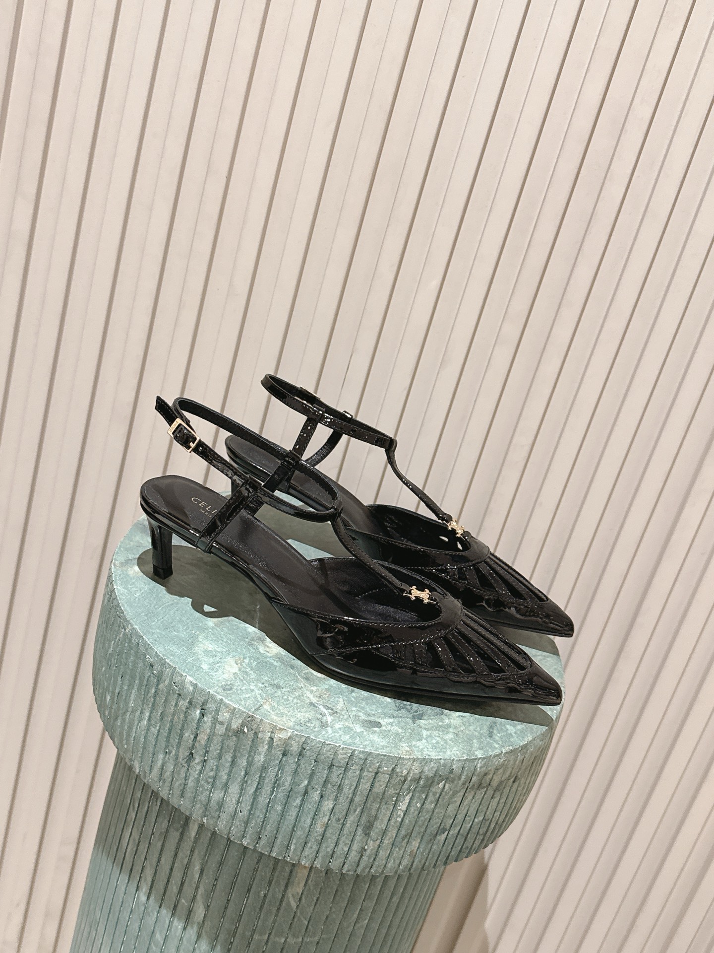 NO:787478,Top version CELINE 2026 spring and summer new thin strap pointed toe high-heeled sandals CELINE black thin strap sandals, pointed toe design + thin strap decoration, full of French retro atmosphere!  The upper is made of glossy leather and is embellished with metal logos, which is refined and recognizable. The stiletto heels + adjustable ankle straps are stable to wear and suitable for long-term walking. Whether worn with skirts or trousers, you can easily switch between elegant or casual styles. They are great for daily outings and dates ~ Size 35-39 (40.41 custom-made, non-returnable), high heels and sandals, celine, celine, sandals, high heels, skirts19860909顶级版本 CELINE 赛琳 2026春夏新款 细带 尖头 高跟凉鞋 CELINE黑色细带凉鞋,尖头设计+细带装饰,法式复古氛围感满满！鞋面亮面皮革,金属Logo点缀,精致又有辨识度 细跟+可调节脚踝绑带,穿着稳固,适合长时间行走.无论搭裙装还是裤装,都能轻松切换优雅or休闲风,日常出街、约会都很出彩～ Size 35-39（40.41定做不退换）,高跟鞋凉鞋,celine,celine,sandals,high heels,skirts,Women's Shoes