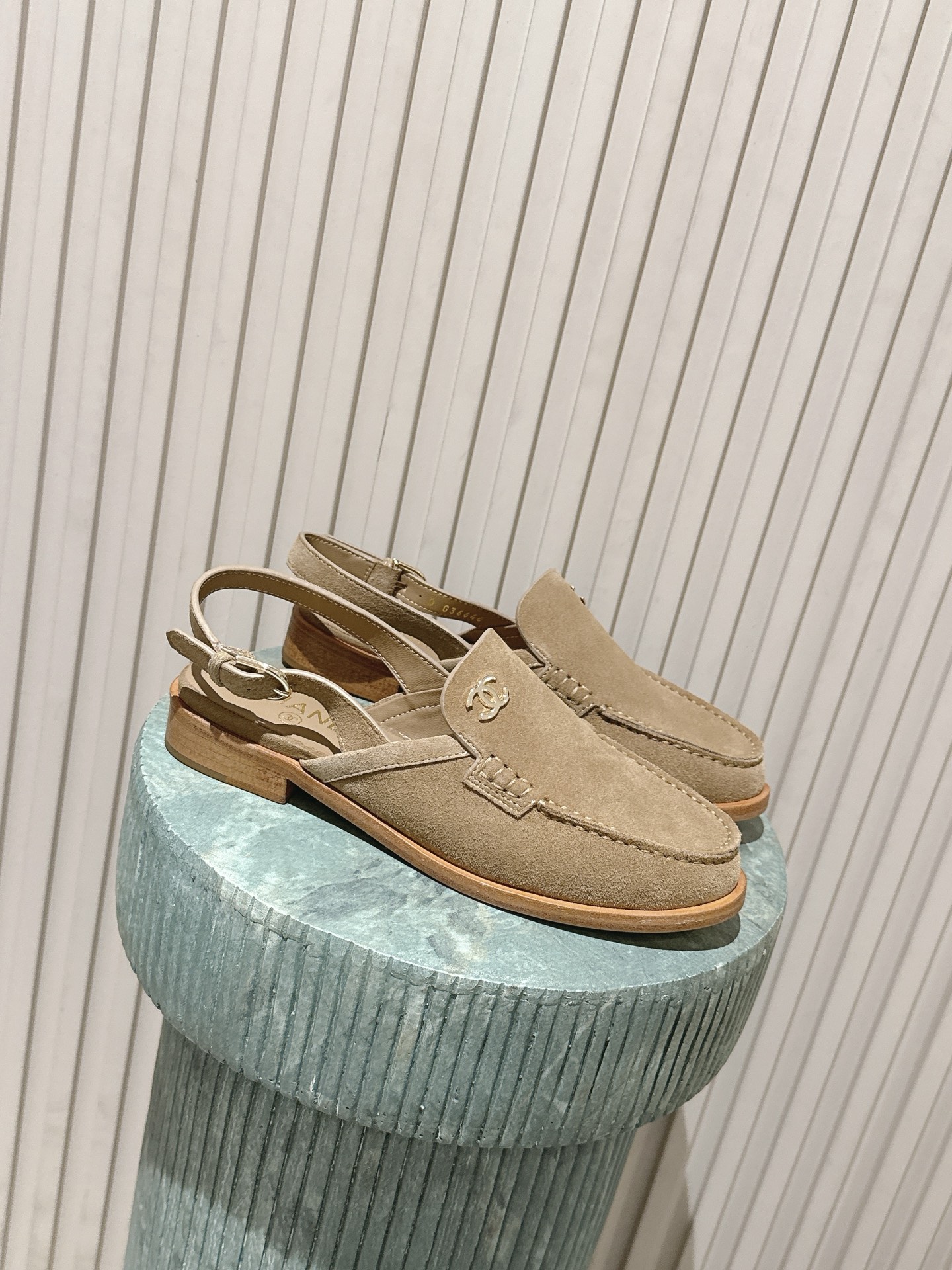 NO:751039,The top version of Chane*26ss early spring new slip-on flat-soled Mule slippers and sandals are made of high-quality leather such as calfskin, which is soft and delicate to the touch, breathable and wrinkle-resistant. The stitching is neat and firm, and the edges are delicately processed, reflecting the brand's strict control of details. The insole has a built-in cushioning design, and the sole is light and non-slip, making it less likely to fatigue when walking for a long time.  It can be paired with jeans, dresses, suit pants and other items, and can be easily adapted to various occasions such as daily outings, afternoon tea, and the workplace. It can not only create a lazy and casual French relaxed feeling, but also create a sophisticated and capable commuting atmosphere with the patent leather model. Upper cowhide/open bead cowhide, lining sheepskin, leather outsole, increased by 1.5cm  size 35-40 (customized sizes 40 are not returnable), sandals, chanel, sandals, slippers, skirts, jeans, business suit, cowhide, sheepskin, Leather soles19860909顶级版本 Chane*26ss早春新款一脚蹬平底穆勒拖鞋凉鞋单鞋 采用小牛皮等优质皮革,触感柔软细腻,兼具透气性与抗皱性.缝线工整牢固,边缘处理细腻,体现品牌对细节的严苛把控.鞋垫内置缓冲设计,鞋底轻盈且防滑,长时间行走不易疲劳. 可搭配牛仔裤、连衣裙、西装裤等单品,轻松适配日常出街、下午茶、职场等多种场合.既能打造慵懒随性的法式松弛感,也能通过漆皮款营造精致干练的通勤氛围. 鞋面牛皮/开标珠牛皮 内里羊皮 大底真皮大底 增高1.5cm size35-40码（40码定制不退换）,凉鞋,chanel,sandals,slippers,skirts,jeans,business suit,cowhide,sheepskin,Leather soles,Women's Shoes