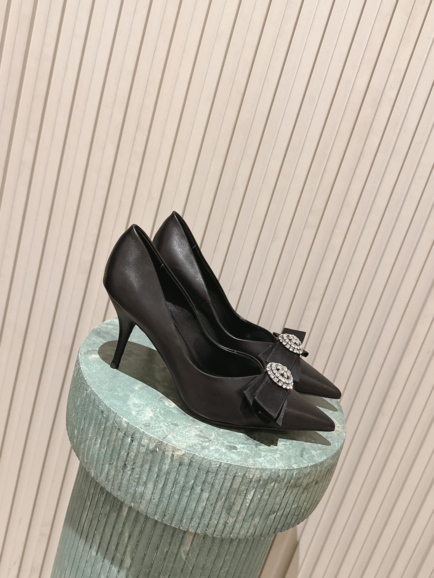 NO:787472,Top version: Balenciaga*26ss new pointed bow high heels. The toe adopts an extremely pointed cut, which can visually lengthen the leg line. The three-dimensional bow at the toe is matched with a rhinestone round decorative buckle, which is the finishing touch of the entire shoe. It is full of gorgeousness without losing its sweet temperament. The classic shallow mouth design fits the foot and is paired with slender high heels. It not only retains the elegant posture of high heels, but also optimizes the wearing comfort through moderate footbed curvature, taking into account both beauty and practicality. Silk upper, sheepskin lining, genuine leather outsole, increased by 8cm, size 35-41 (customized sizes 40 and 41 are non-refundable), high-heeled shoes, balenciaga, high heels, sheepskin, real silk, Leather soles19860909顶级版本:Balenciaga*26ss新款尖头蝴蝶结高跟鞋 鞋头采用极致尖型剪裁,视觉上能显著拉长腿部线条；鞋头处的立体蝴蝶结搭配水钻圆形装饰扣,是整个鞋款的点睛之笔,华丽感十足又不失甜美气质. 经典浅口设计贴合脚面,搭配纤细高跟,既保留了高跟鞋的优雅姿态,又通过适度的鞋床弧度优化了穿着舒适度,兼顾美观与实穿性. 鞋面真丝 内里羊皮 大底真皮大底 增高8cm size35-41码（40、41码定制不退换）,高跟鞋单鞋,balenciaga,high heels,sheepskin,real silk,Leather soles,Women's Shoes