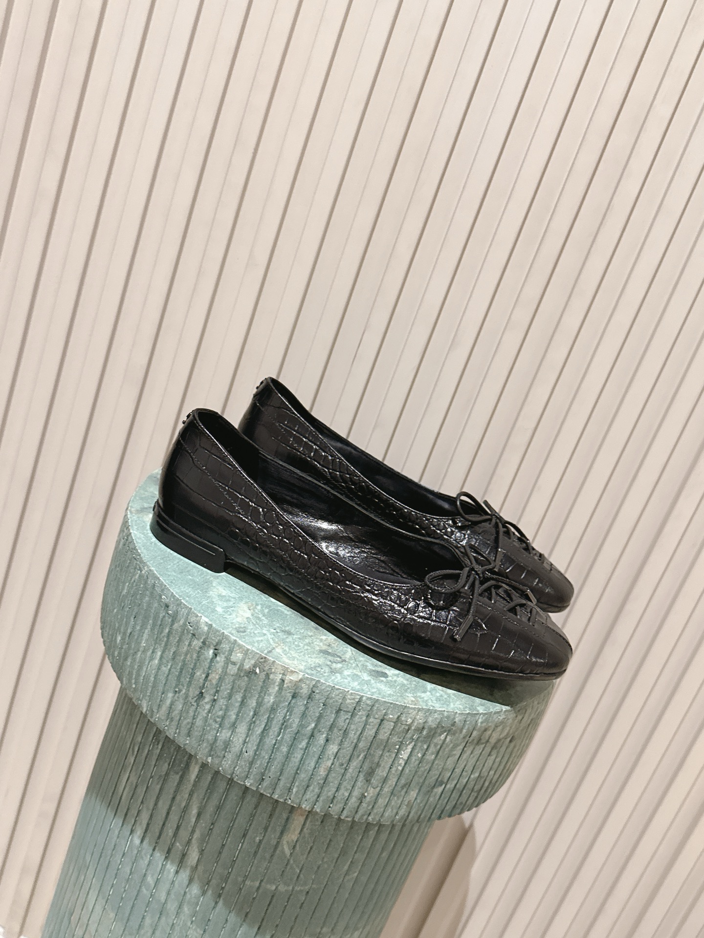 NO:787494,Purchasing agent Jimmy Choo 2026 spring and summer new style flat bow shoes Mary Jane Jimmy Choo black bow shoes, made of glossy patent leather, square toe design + exquisite bow, full of French elegance!  The shallow mouth and flat bottom are very comfortable for daily commuting or leisure, and you will not feel tired after walking for a long time. The lining is soft and fits the shape of your feet. The black color is versatile and can be easily worn in skirts and trousers. It is retro and fashionable. It is a fashionable item with both practicality and design!  Size 35-39 (40.41 custom-made, non-refundable), ballet shoes, jimmy choo, mary jane, skirts19860909代购级 Jimmy Choo2026春夏新款 平底 蝴蝶结单鞋 玛丽珍 Jimmy Choo黑色蝴蝶结单鞋,选用亮面漆皮,方头设计+精致蝴蝶结,法式优雅感满满！浅口平底,日常通勤或休闲都很舒适,长时间走路也不累 内衬柔软,贴合脚型,黑色百搭,裙装裤装都能轻松驾驭,复古又时髦,是实用与设计感兼具的时尚单品！ Size 35-39（40.41定做不退换）,芭蕾舞鞋,jimmy choo,mary jane,skirts,Women's Shoes