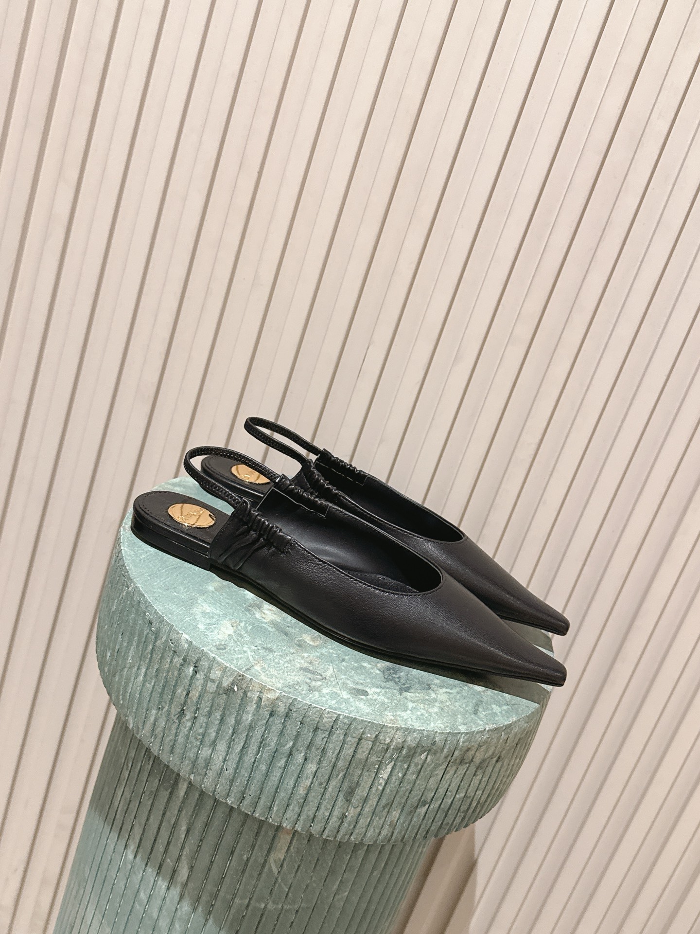 NO:787469,Top version: YSL 26c new arrival ~ Pointed-toe high-heeled shoes. Made of high-quality calfskin, the upper is smooth and delicate, with perfect texture. The pointed-toe + back strap design modifies the foot shape and is stable, and is suitable for commuting and dating. The soles are soft, so you are not tired when walking, and the low-heeled design is elegant and comfortable. Paired with skirts or suit pants, you can easily create a high-end look for the workplace or daily life. It is a versatile artifact for elegant girls. Material: cowhide Heel height: 1CM/7.5Cm  size:35-41,high heels sandals,saint laurent,sandals,high heels,skirts,business suit,cowhide19860909顶级版本::YSL 26c new arrival～尖头高跟鞋 选用优质小牛皮,鞋面光滑细腻,质感满分.尖头+后绊带设计,修饰脚型又稳固,通勤约会都很适合.鞋底柔软,时间走路也不累,低跟设计优雅又舒适.搭配裙装或西装裤,轻松打造职场或日常高级感穿搭,是气质女生的百搭神器 面料:牛皮 跟高:1CM/7.5Cm size:35-41,高跟鞋凉鞋,saint laurent,sandals,high heels,skirts,business suit,cowhide,Women's Shoes