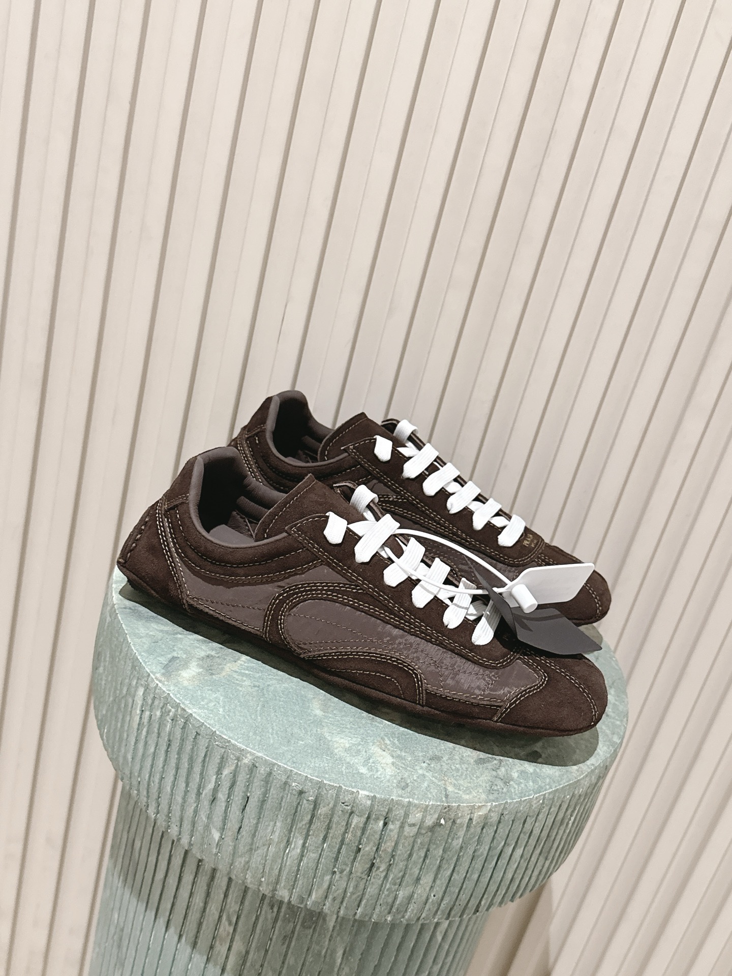 NO:751040,Top version: Prad* 26ss early spring new classic retro moral training shoes and casual shoes. The shoelaces are made of same-color webbing, and the iconic 'PRADA' letter logo is printed on the side of the shoe body. Some styles also have a metal triangle logo, which is highly recognizable. Based on the retro sports shoes of the 1990s, the low-top + rounded toe shape is simple and neat, retaining sports attributes and fashion sense.  The soft upper material and loose shoe last design fit the foot shape immediately, without the need for running in, and the feet will not be rubbed when worn barefoot. It can be matched with casual jeans and sports pants, as well as simple dresses and suit pants. It is a 'universal shoe' for daily wear. The upper is imported calfskin/cow suede, the lining is sheepskin, and the TPU outsole is size 35-41 (customized sizes 40 and 41 are not returnable)  Heel height 2cm, casual shoes/sports shoes, prada, sneakers, skirts, jeans, business suit, cowhide, sheepskin19860909顶级版本: Prad* 26ss早春新款经典复古德训鞋休闲鞋 鞋带为同色系织带,鞋身侧面印有标志性的“PRADA”字母标识,部分款式还带有金属三角标,辨识度极高.以90年代复古运动鞋为原型,低帮+圆润鞋头的造型简约利落,既保留了运动属性,又兼具时尚感. 柔软的鞋面材质与宽松的鞋楦设计,上脚即贴合脚型,无需磨合,赤脚穿也不会磨脚.既能搭配休闲感的牛仔裤、运动裤,也能适配简约风的连衣裙、西装裤,是日常穿搭的“万能鞋款”. 鞋面进口小牛皮/牛反绒 内里羊皮 大底TPU大底 size35-41码（40、41码定制不退换） 跟高2cm,休闲鞋/运动鞋,prada,sneakers,skirts,jeans,business suit,cowhide,sheepskin,Women's Shoes