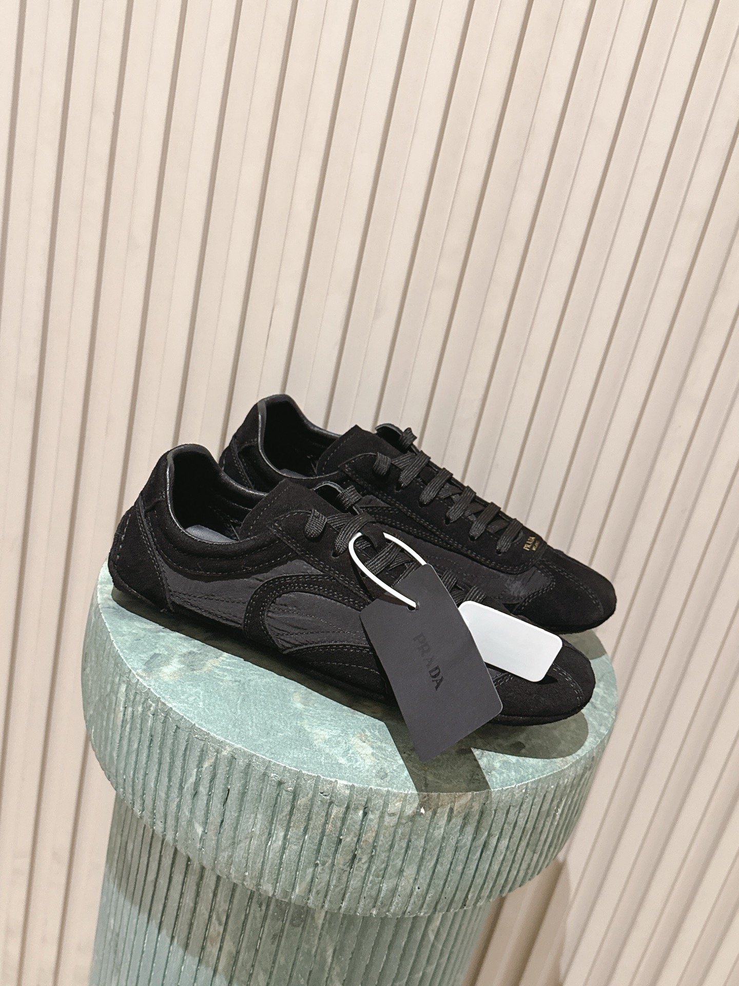 NO:751046,Top version: Prad* 26ss early spring new classic retro moral training shoes and casual shoes. The shoelaces are made of same-color webbing, and the iconic 'PRADA' letter logo is printed on the side of the shoe body. Some styles also have a metal triangle logo, which is highly recognizable. Based on the retro sports shoes of the 1990s, the low-top + rounded toe shape is simple and neat, retaining sports attributes and fashion sense.  The soft upper material and loose shoe last design fit the foot shape immediately, without the need for running in, and the feet will not be rubbed when worn barefoot. It can be matched with casual jeans and sports pants, as well as simple dresses and suit pants. It is a 'universal shoe' for daily wear. The upper is imported calfskin/cow suede, the lining is sheepskin, and the TPU outsole is size 35-41 (customized sizes 40 and 41 are not returnable)  Heel height 2cm, casual shoes/sports shoes, prada, sneakers, skirts, jeans, business suit, cowhide, sheepskin19860909顶级版本: Prad* 26ss早春新款经典复古德训鞋休闲鞋 鞋带为同色系织带,鞋身侧面印有标志性的“PRADA”字母标识,部分款式还带有金属三角标,辨识度极高.以90年代复古运动鞋为原型,低帮+圆润鞋头的造型简约利落,既保留了运动属性,又兼具时尚感. 柔软的鞋面材质与宽松的鞋楦设计,上脚即贴合脚型,无需磨合,赤脚穿也不会磨脚.既能搭配休闲感的牛仔裤、运动裤,也能适配简约风的连衣裙、西装裤,是日常穿搭的“万能鞋款”. 鞋面进口小牛皮/牛反绒 内里羊皮 大底TPU大底 size35-41码（40、41码定制不退换） 跟高2cm,休闲鞋/运动鞋,prada,sneakers,skirts,jeans,business suit,cowhide,sheepskin,Women's Shoes