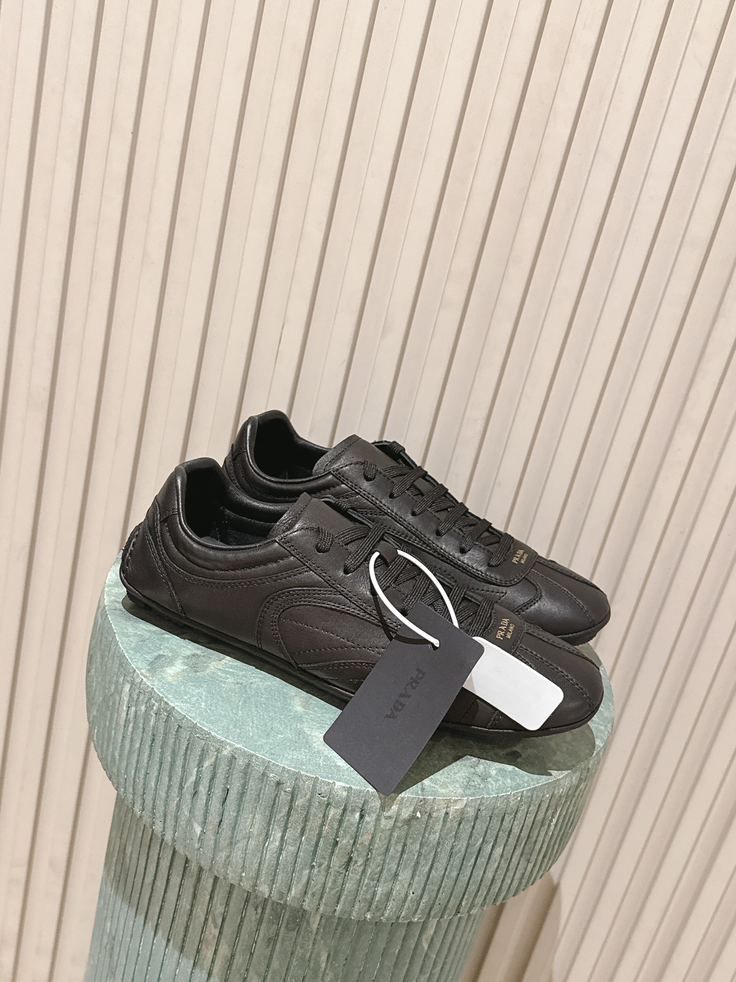 NO:751044,The top version is all leather: Prad* 26ss early spring new classic retro moral training shoes and casual shoes. The shoelaces are ribbons of the same color, and the iconic 'PRADA' letter logo is printed on the side of the shoe body. Some styles also have a metal triangle logo, which is highly recognizable. Based on the retro sports shoes of the 1990s, the shape of the low top + rounded toe is simple and neat, retaining sports attributes and fashion sense.  The soft upper material and loose shoe last design fit the foot shape immediately, without the need for running in, and the feet will not be rubbed when worn barefoot. It can be matched with casual jeans and sports pants, as well as simple dresses and suit pants. It is a 'universal shoe' for daily wear. The upper is imported calfskin/cow suede, the lining is sheepskin, and the TPU outsole is size 35-41 (customized sizes 40 and 41 are not returnable)  Heel height 2cm, casual shoes/sports shoes, prada, sneakers, skirts, jeans, business suit, cowhide, sheepskin19860909顶级版本全皮: Prad* 26ss早春新款经典复古德训鞋休闲鞋 鞋带为同色系织带,鞋身侧面印有标志性的“PRADA”字母标识,部分款式还带有金属三角标,辨识度极高.以90年代复古运动鞋为原型,低帮+圆润鞋头的造型简约利落,既保留了运动属性,又兼具时尚感. 柔软的鞋面材质与宽松的鞋楦设计,上脚即贴合脚型,无需磨合,赤脚穿也不会磨脚.既能搭配休闲感的牛仔裤、运动裤,也能适配简约风的连衣裙、西装裤,是日常穿搭的“万能鞋款”. 鞋面进口小牛皮/牛反绒 内里羊皮 大底TPU大底 size35-41码（40、41码定制不退换） 跟高2cm,休闲鞋/运动鞋,prada,sneakers,skirts,jeans,business suit,cowhide,sheepskin,Women's Shoes