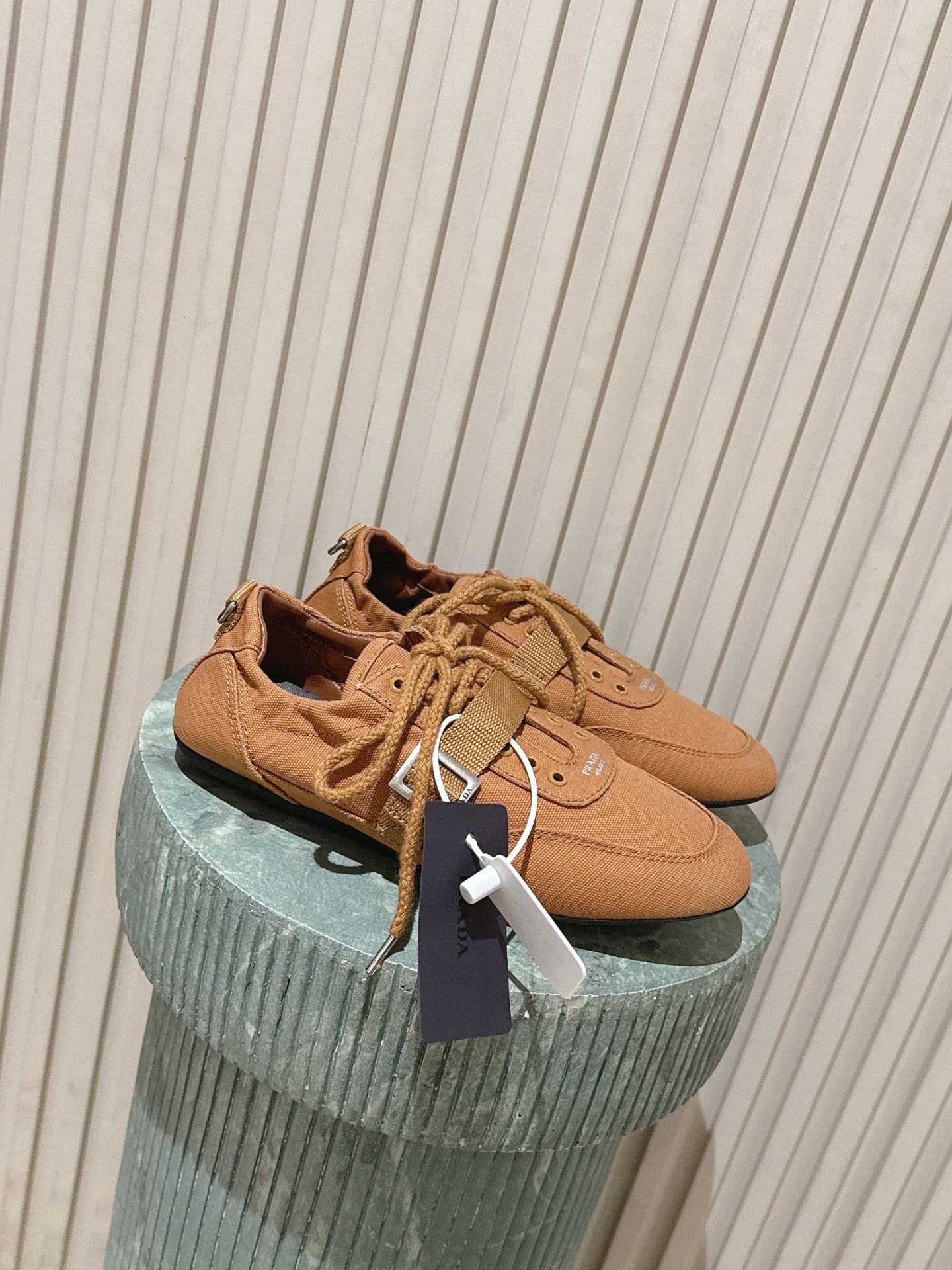 NO:751056,The top version Prad* 26ss is a new classic canvas moral training shoe for early spring. It puts the tight feeling of commuting under your feet. Canvas moral training shoes, soft and tough canvas wrapped in a neat shoe shape, caramel, off-white, haze blue...  Wear the gentleness of the season on your feet. You don’t have to work hard to match it. Jeans, skirts and wide-leg pants can create a casual tone. No matter how far you walk, it will be like walking on clouds, comfortable and decent. Classic, never need to be deliberately flamboyant. Retro moral training shoes use canvas to restore the retro sports silhouette, low-key logo is hidden in the upper, and the details are high-end. The five low-saturated colors are suitable for all minimalist outfits in the wardrobe, for work, dates, and citywalks, making you effortlessly fashionable in one step.  When the wind blows across the street corner, your steps should be lighter. This pair of canvas moral training shoes is a gentle footnote to daily life. The soft canvas wraps the ankles, like wearing the autumn sunshine on the body. Original canvas upper, sheepskin lining, TPU outsole, 2cm higher  Size 35-41 (40 and 41 can be customized and non-returnable), casual shoes/sports shoes, prada, sneakers, skirts, jeans, sheepskin19860909顶级版本 Prad* 26ss 早春新款经典帆布德训鞋 把通勤的紧绷感,都踩在脚下.帆布德训鞋,软韧帆布裹着利落鞋型,焦糖、米白、雾霾蓝… 把季节的温柔穿在脚上.不用费力搭配,牛仔裤、半裙、阔腿裤都能搭出随性腔调,走再远的路,也像踩在云里,自在又体面.经典,从来不用刻意张扬.复古德训鞋,以帆布还原复古运动轮廓,低调 Logo 藏在鞋面,细节里都是高级感.五款低饱和色调,适配衣橱里所有极简穿搭,上班、约会、citywalk,一步踏出不费力的时髦. 风掠过街角的时候,脚步也该轻一点. 这双 帆布德训鞋,是写给日常的温柔注脚,软乎乎的帆布包裹脚踝,像把秋天的阳光穿在身上. 鞋面原版帆布 内里羊皮 鞋底TPU大底 增高2cm 码数35-41（40、41可定做不退换）,休闲鞋/运动鞋,prada,sneakers,skirts,jeans,sheepskin,Women's Shoes