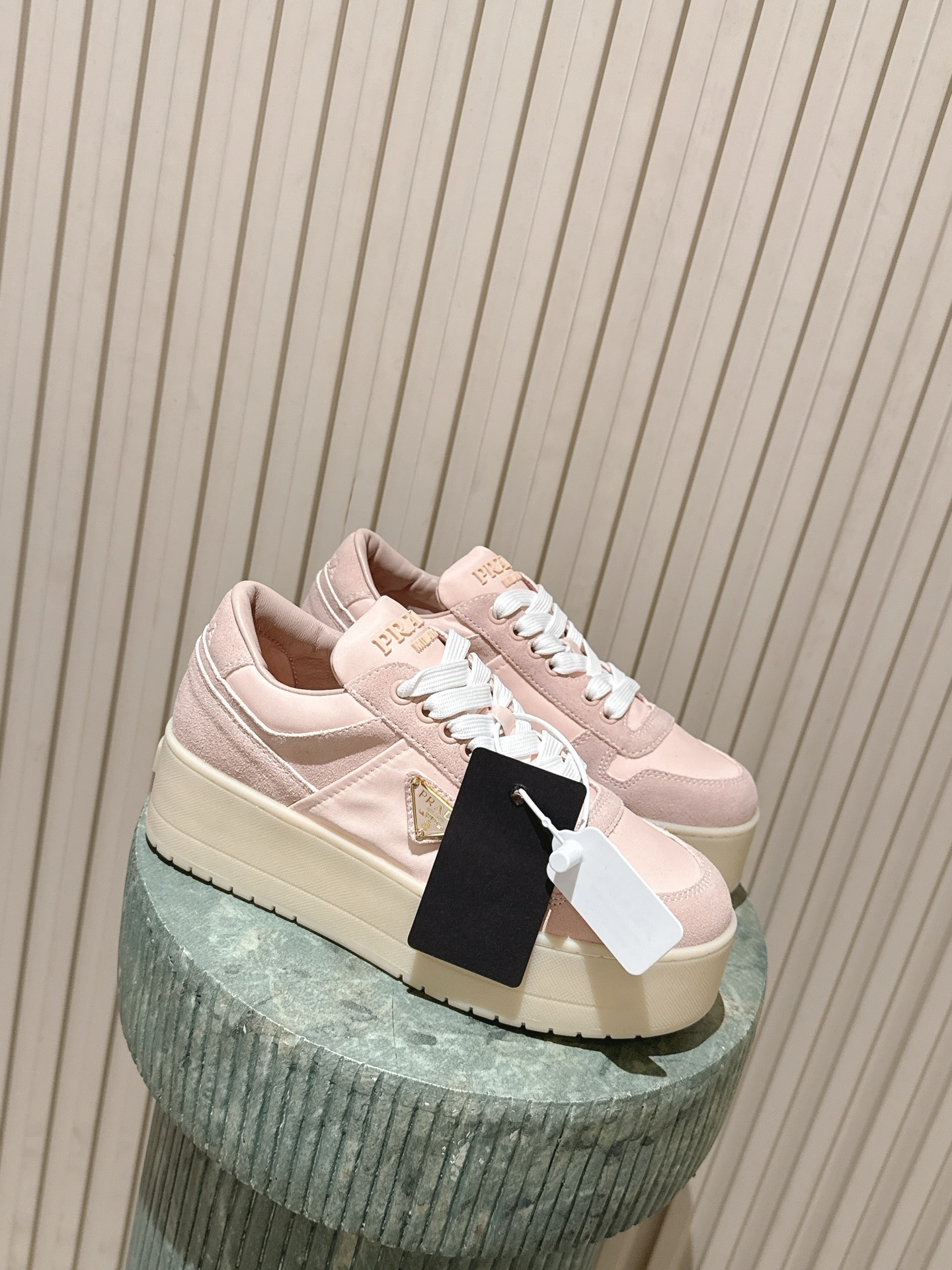 NO:751036,Top version: Prad* 26ss early spring new classic retro street-style thick-soled casual sneakers. Based on the skateboard shoes of the 90s, the low-top + wide toe design is simple and neat, which not only retains the street attributes, but also has a sense of fashion. The edges and soles of the shoes have a slight distressed effect, which enhances the retro atmosphere and reduces the traces after daily wear.  The soft upper material and loose shoe last design fit the foot shape instantly without the need for running-in, and it will not chafe your feet when worn barefoot. It can be matched with street-style jeans and sweaters, as well as simple-style suits and dresses. It is a 'universal shoe' for daily wear. Upper cow suede/ski cloth Lining sheepskin outsole TPU outsole size 35-41 (customized sizes 40 and 41 are not returnable)  Heel height 5cm, casual shoes/sports shoes, prada, sneakers, hoodie, sweatshirts, skirts, jeans, business suit, sheepskin19860909顶级版本: Prad* 26ss早春新款经典复古街头风厚底休闲板鞋 以90年代滑板鞋为原型,低帮+宽鞋头的设计简约利落,既保留了街头属性,又兼具时尚感.鞋身边缘和鞋底带有轻微做旧效果,强化复古氛围,同时减少了日常穿着后的痕迹感. 柔软的鞋面材质与宽松的鞋楦设计,上脚即贴合脚型,无需磨合,赤脚穿也不会磨脚.既能搭配街头风的牛仔裤、卫衣,也能适配简约风的西装、连衣裙,是日常穿搭的“万能鞋款”. 鞋面牛反绒/滑雪布 内里羊皮 大底TPU大底 size35-41码（40、41码定制不退换） 跟高5cm,休闲鞋/运动鞋,prada,sneakers,hoodie,sweatshirts,skirts,jeans,business suit,sheepskin,Women's Shoes