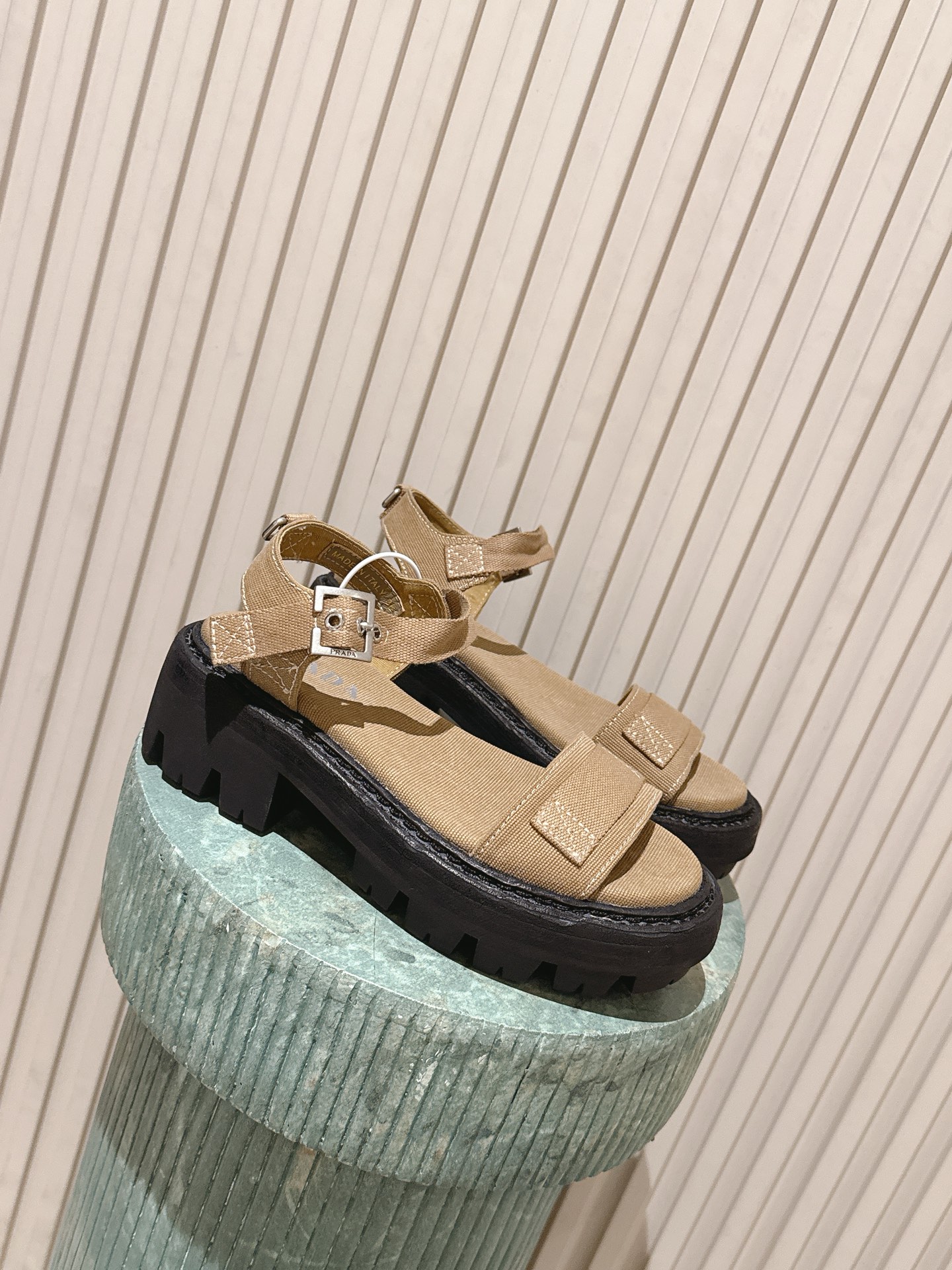 NO:751028,Top version::Prada thick-soled sandals deconstruct summer elegance with clean lines. The iconic metal buckle and brand logo low-key highlight the identity between the breathable webbing; the thick-soled design cleverly modifies the proportions, adding relaxation and aura when walking. Wear the summer wind on your feet. This pair of Prada sandals is an all-purpose partner for skirts and trousers. The breathable webbing bids farewell to the stuffy heat, and the thick-soled cushioning makes you not tired when you walk.  The full color series can be worn with eyes closed. It can be worn with white T jeans and suspenders. It can be worn for commuting, dating and vacation. It is the most worthy investment item this summer. The upper is original canvas, the lining is original canvas, and the sole is original molded outsole. Increased by 5cm. Sizes 35-41 (40 and 41 can be customized and non-returnable), sandals, prada, sandals, skirts, jeans19860909顶级版本::Prada 厚底凉鞋,以利落线条解构夏日奢雅. 标志性金属扣与品牌标识,在透气织带间低调彰显身份；厚底设计巧妙修饰比例,步履间皆是松弛与气场.把夏天的风,穿在脚上.Prada 这双凉鞋,是裙装与裤装的万能搭档.透气织带告别闷热,厚底缓震暴走不累. 全色系闭眼入,白T牛仔裤、吊带裙都能搭,通勤、约会、度假都能打,是今年夏天最值得投资的单品. 鞋面原版帆布 内里原版帆布 鞋底原版开模大底 增高5cm 码数35-41（40、41可定做不退换）,凉鞋,prada,sandals,skirts,jeans,Women's Shoes