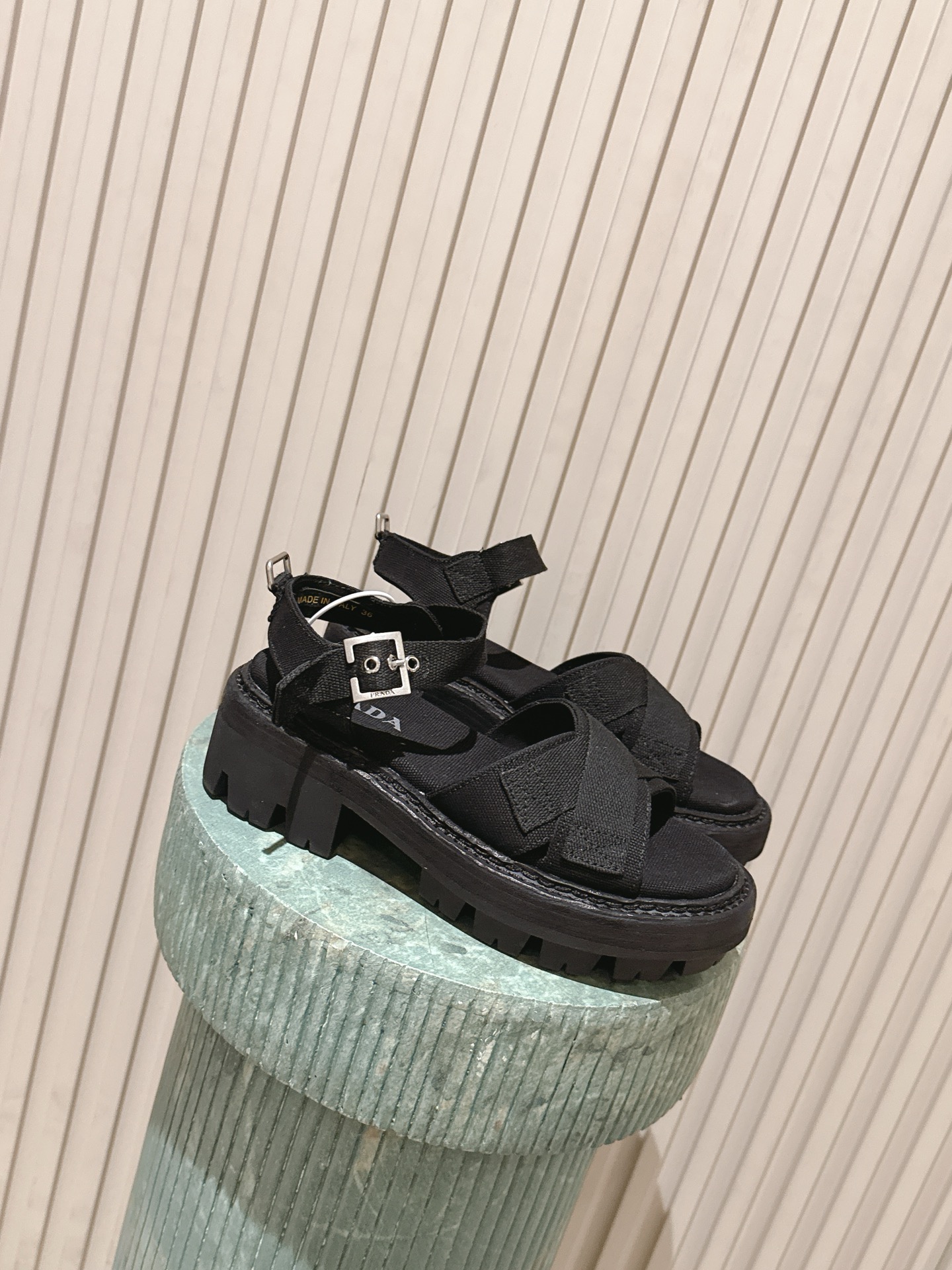 NO:751032,Top version: Prad* 26ss early spring new classic cross design sandals. Give all the heat of summer to these sandals. Thick-soled canvas sandals, soft webbing wrapped around the ankles, caramel, off-white, haze blue... wear the sea breeze and sunshine on your feet. Thick soles quietly elongate the proportions, walking with wind but not tiring your feet. Paired with denim shorts, it is casual, and paired with a dress, it is gentle, and every step is in the laziness of summer.  When the wind passes through the alley, your steps should be light and airy. This pair of canvas sandals is a romantic footnote to summer. The breathable webbing wraps your feet, like wearing the coolness of the shade on your body. Off-white with a white skirt is a sense of first love, caramel with work clothes is retro, black with hot girl outfits is cool and sassy, every step, step in the heart of summer. Original canvas upper, original canvas lining, original molded outsole, 5cm higher  Size 35-41 (40 and 41 can be customized and non-returnable), sandals, prada, sandals, skirts, shorts19860909顶级版本:Prad* 26ss 早春新款经典交叉设计凉鞋 把夏天的燥热,都交给这双凉鞋.厚底帆布凉鞋,软韧织带裹住脚踝,焦糖、米白、雾霾蓝… 把海风与阳光都穿在脚上.厚底悄悄拉长比例,走路带风却不累脚,配牛仔短裤是随性,配连衣裙是温柔,每一步都踩在夏日的慵懒里. 风穿过巷口的时候,脚步也该轻透起来.这双 帆布凉鞋,是写给夏天的浪漫注脚,透气织带包裹双脚,像把树荫的清凉穿在身上.米白配白裙是初恋感,焦糖配工装是复古味,黑色配辣妹装是酷飒感,每一步,都踩在夏天的心动里. 鞋面原版帆布 内里原版帆布 鞋底原版开模大底 增高5cm 码数35-41（40、41可定做不退换）,凉鞋,prada,sandals,skirts,shorts,Women's Shoes