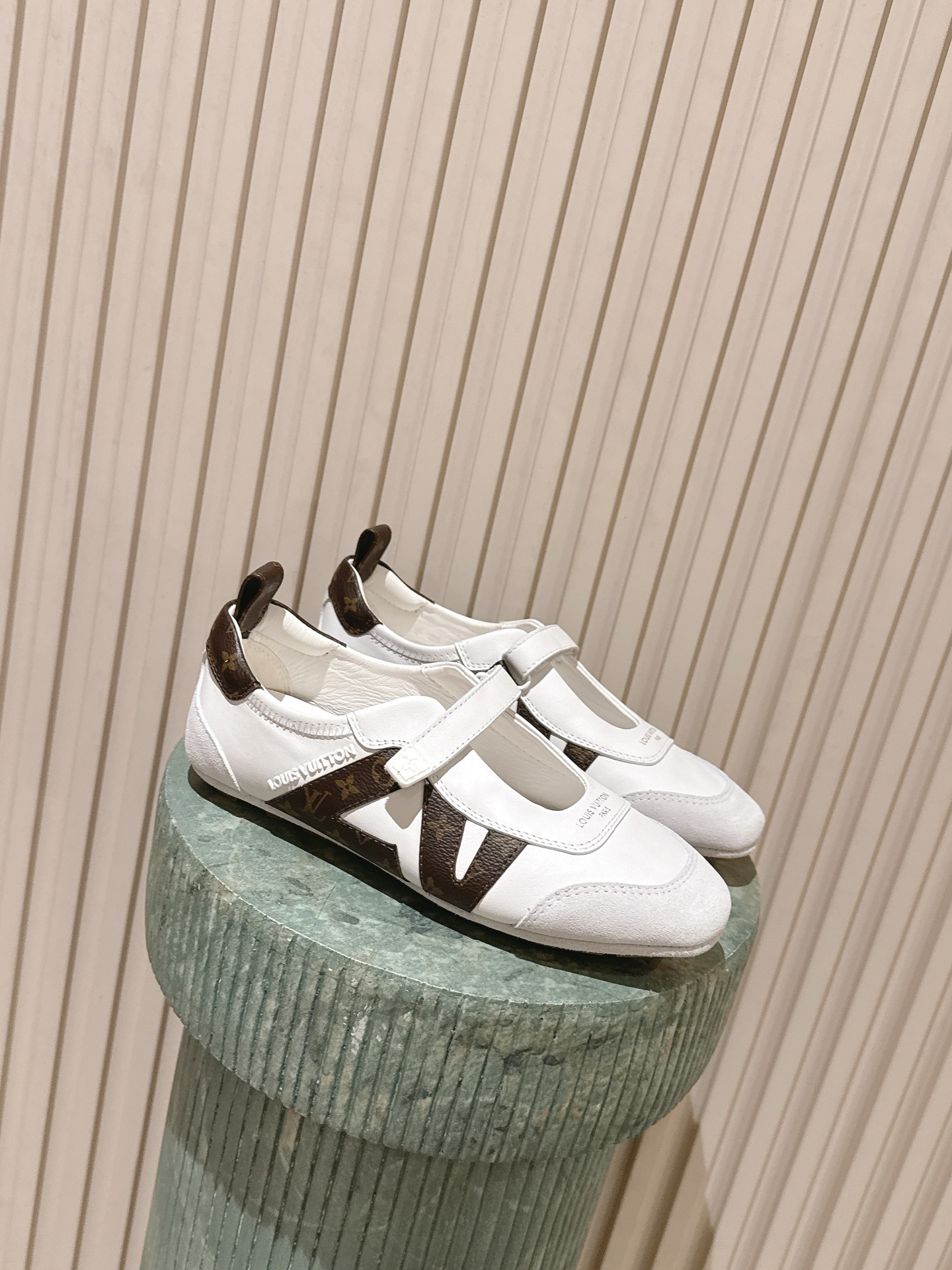 NO:748568,Top version LV ss26 new arrival～Casual Velcro Sandals Donkey brand sneakers have been very popular recently! Brand spokesperson Song Qian, Zhou Dongyu, brand ambassador Zhong Chuxi, Ouyang Nana, Jin Chen, actors Zhuang Dafei, Xu Ruohan, Shen Yujie, Zhang Chuwen, and track and field athlete Wu Yanni have all stepped up to perform the dynamic sports trend. This pair of shoes combines the design of sports shoes with modern ballet flat shoes, with smooth lines and full of lightness and movement. Function and fashion are perfectly combined to perfectly interpret the minimalist sports style. Whether it is daily casual or elaborate dressing, it can be easily adapted, Sacchetto The flexible soles made with craftsmanship bring you a great feeling on your feet. The shoe body is equipped with Louis Vuitton's iconic elements such as the Monogram pattern, which instantly adds style and attracts countless eyes. Want to make your outfit more exciting? You’re right to choose it! Size women's size 35-42 (40/41/42 customized, non-returnable), ballet shoes, louis vuitton, louis vuitton, louis vuitton, sandals, flats, sneakers19860909顶级版本 LV ss26 new arrival～休闲魔术贴凉鞋 驴牌运动鞋近来热度居高不下！品牌代言人宋茜周冬雨,品牌大使钟楚曦欧阳娜娜金晨,演员庄达菲徐若晗沈羽洁张楚文,田径运动员吴艳妮纷纷上身,演绎活力运动风潮  这双鞋将运动鞋与现代芭蕾平底鞋的设计相融合,线条流畅,尽显轻盈动感.功能与时尚完美结合,完美诠释极简运动风.无论是日常休闲,还是精心装扮,它都能轻松适配,Sacchetto 工艺打造的柔韧鞋底,带来超棒脚感.  鞋身带有 Monogram 图案等路易威登标志性元素,格调瞬间拉满,吸睛无数.想让穿搭更出彩？选它准没错！ Size女码35-42（40/41/42定做不退换）,芭蕾舞鞋,louis vuitton,louis vuitton,louis vuitton,sandals,flats,sneakers,Women's Shoes
