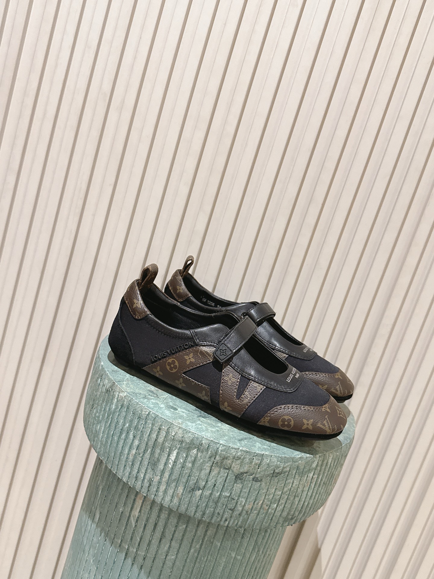 NO:748572,Top version LV ss26 new arrival～Casual Velcro Sandals Donkey brand sneakers have been very popular recently! Brand spokesperson Song Qian, Zhou Dongyu, brand ambassador Zhong Chuxi, Ouyang Nana, Jin Chen, actors Zhuang Dafei, Xu Ruohan, Shen Yujie, Zhang Chuwen, and track and field athlete Wu Yanni have all stepped up to perform the dynamic sports trend. This pair of shoes combines the design of sports shoes with modern ballet flat shoes, with smooth lines and full of lightness and movement. Function and fashion are perfectly combined to perfectly interpret the minimalist sports style. Whether it is daily casual or elaborate dressing, it can be easily adapted, Sacchetto The flexible soles made with craftsmanship bring you a great feeling on your feet. The shoe body is equipped with Louis Vuitton's iconic elements such as the Monogram pattern, which instantly adds style and attracts countless eyes. Want to make your outfit more exciting? You’re right to choose it! Size women's size 35-42 (40/41/42 custom-made, non-returnable, ballet shoes, louis vuitton, louis vuitton, louis vuitton, sandals, flats, sneakers19860909顶级版本 LV ss26 new arrival～休闲魔术贴凉鞋 驴牌运动鞋近来热度居高不下！品牌代言人宋茜周冬雨,品牌大使钟楚曦欧阳娜娜金晨,演员庄达菲徐若晗沈羽洁张楚文,田径运动员吴艳妮纷纷上身,演绎活力运动风潮  这双鞋将运动鞋与现代芭蕾平底鞋的设计相融合,线条流畅,尽显轻盈动感.功能与时尚完美结合,完美诠释极简运动风.无论是日常休闲,还是精心装扮,它都能轻松适配,Sacchetto 工艺打造的柔韧鞋底,带来超棒脚感.  鞋身带有 Monogram 图案等路易威登标志性元素,格调瞬间拉满,吸睛无数.想让穿搭更出彩？选它准没错！ Size女码35-42（40/41/42定做不退换,芭蕾舞鞋,louis vuitton,louis vuitton,louis vuitton,sandals,flats,sneakers,Women's Shoes