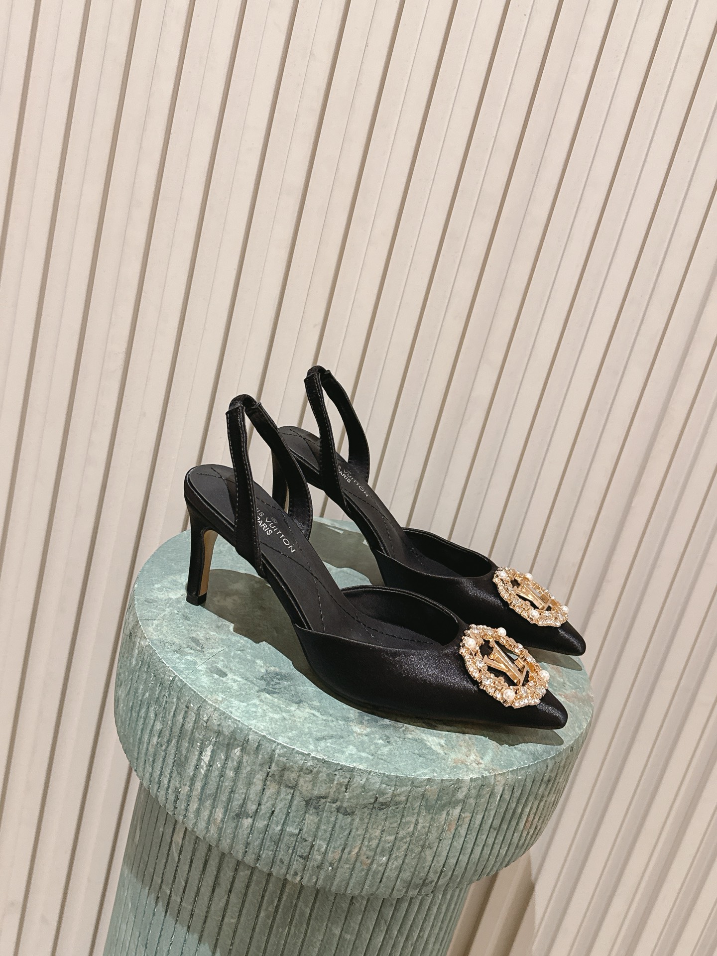 NO:748562,Top version Louis vuitt..ss26 new arrival~ Rhinestone pointed-toe high heels. LV's pointed-toe high heels, with satin upper + rhinestone square buckle, are full of luxury!  Back hollow design, elegant and breathable, very suitable for spring and summer. French style, easy to control in commuting and formal occasions, looks great with skirts or suits, and directly enhances temperament. Fabric: Satin upper Lining: sheepskin Heel height: 9.5CM Outsole: leather outsole Size: 35-41, high heels sandals, louis vuitton, louis vuitton, sandals, high heels, skirts, business suit, sheepskin, silk  fabric,leather soles19860909顶级版本 Louis vuitt..ss26 new arrival～ 水钻尖头高跟鞋 LV这款尖头高跟鞋,绸缎鞋面+水钻方扣,奢华感满满！后空设计,优雅又透气,春夏穿超合适.法式风格,通勤、正式场合都能轻松驾驭,搭配裙装或西装都很出彩,气质直接拉满. 面料:绸缎鞋面 内里:羊皮 跟高:9.5CM 大底:真皮大底 size:35-41,高跟鞋凉鞋,louis vuitton,louis vuitton,sandals,high heels,skirts,business suit,sheepskin,silk fabric,Leather soles,Women's Shoes